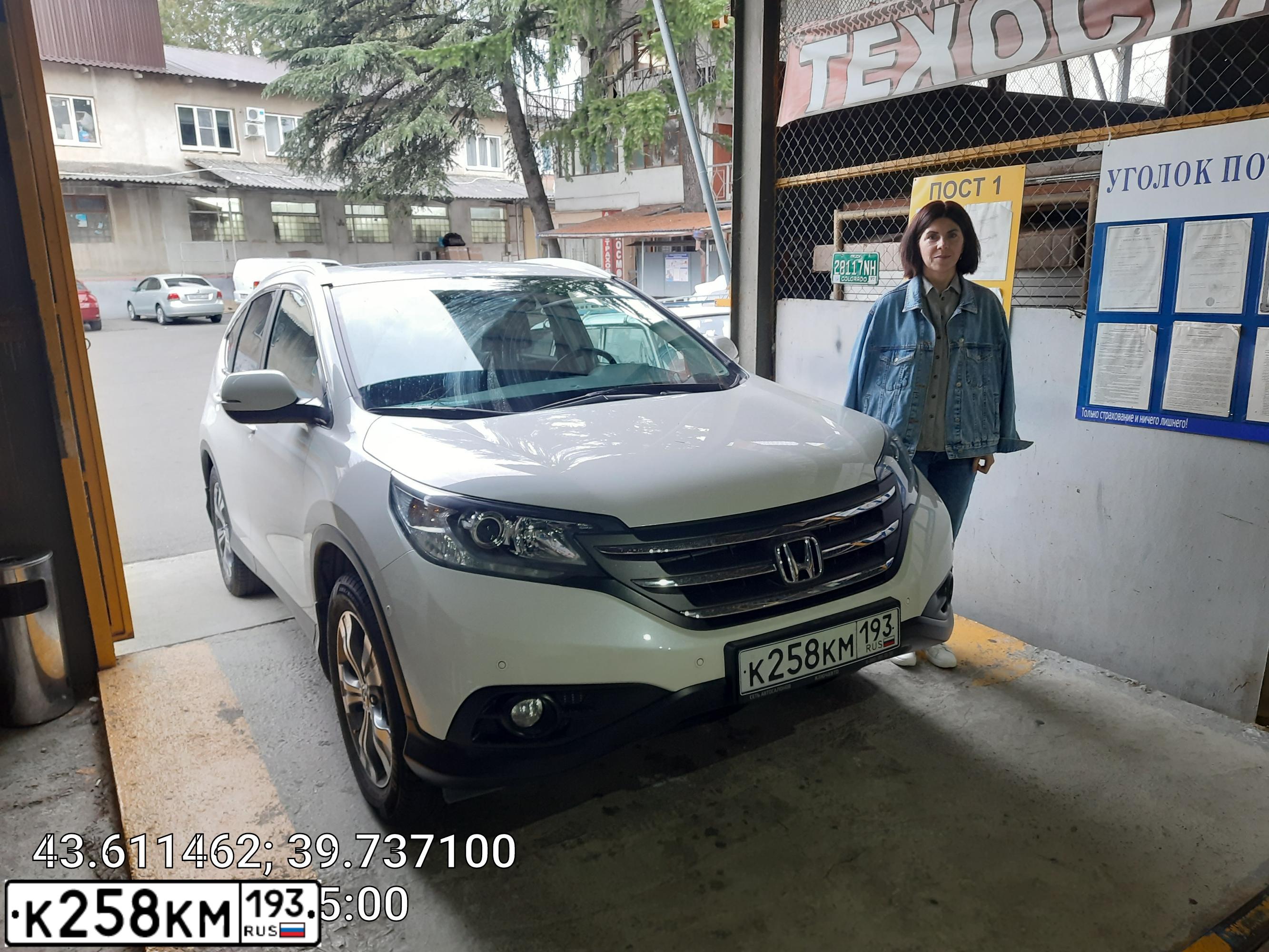 Фото автомобиля HONDA CR-V, 2014 — госномер Е002СА93. Цвет: БЕЛЫЙ