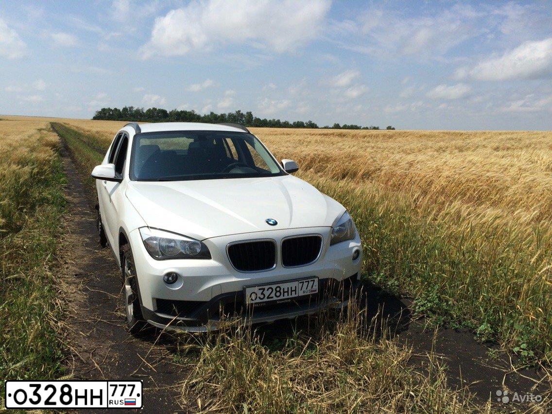Фото автомобиля BMW X1, 2014 — госномер О328НН777. Цвет: БЕЛЫЙ