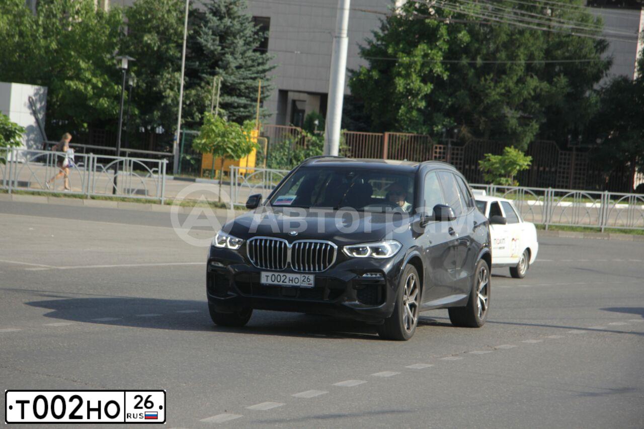 Фото автомобиля BMW X5, 2014 — госномер Т002НО26. Цвет: ЧЕРНЫЙ