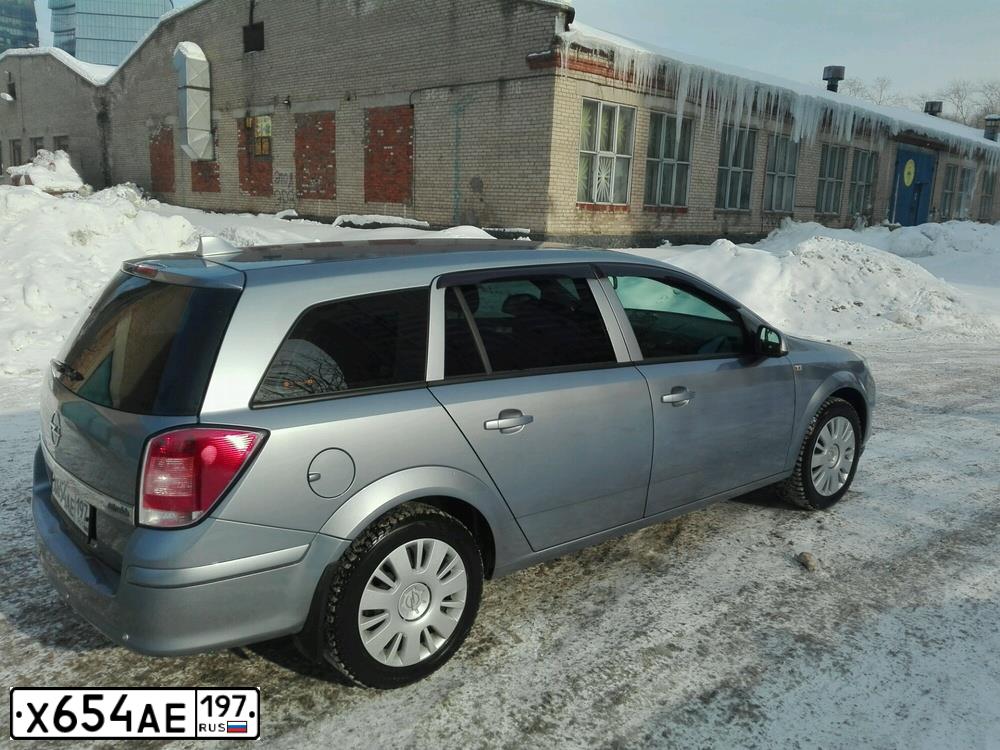 Фото автомобиля OPEL ASTRA, 2010 — госномер Х654АЕ197. Цвет: серебристый