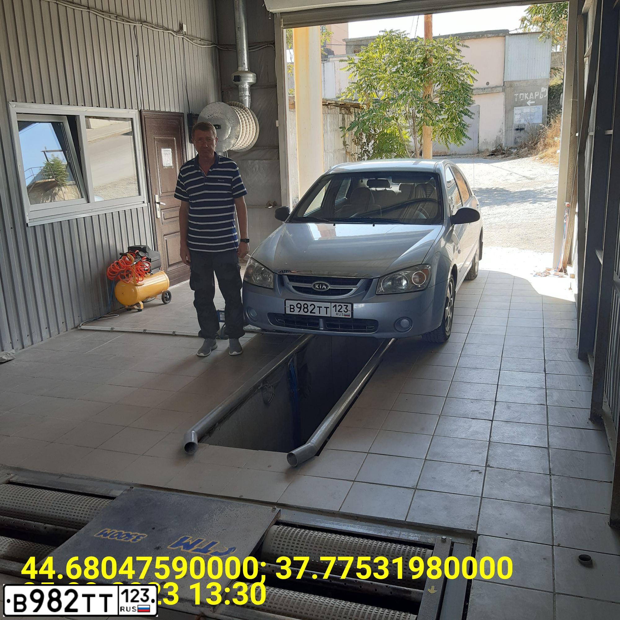 Фото автомобиля KIA CERATO, 2006 — госномер Р471РР21. Цвет: серебристый