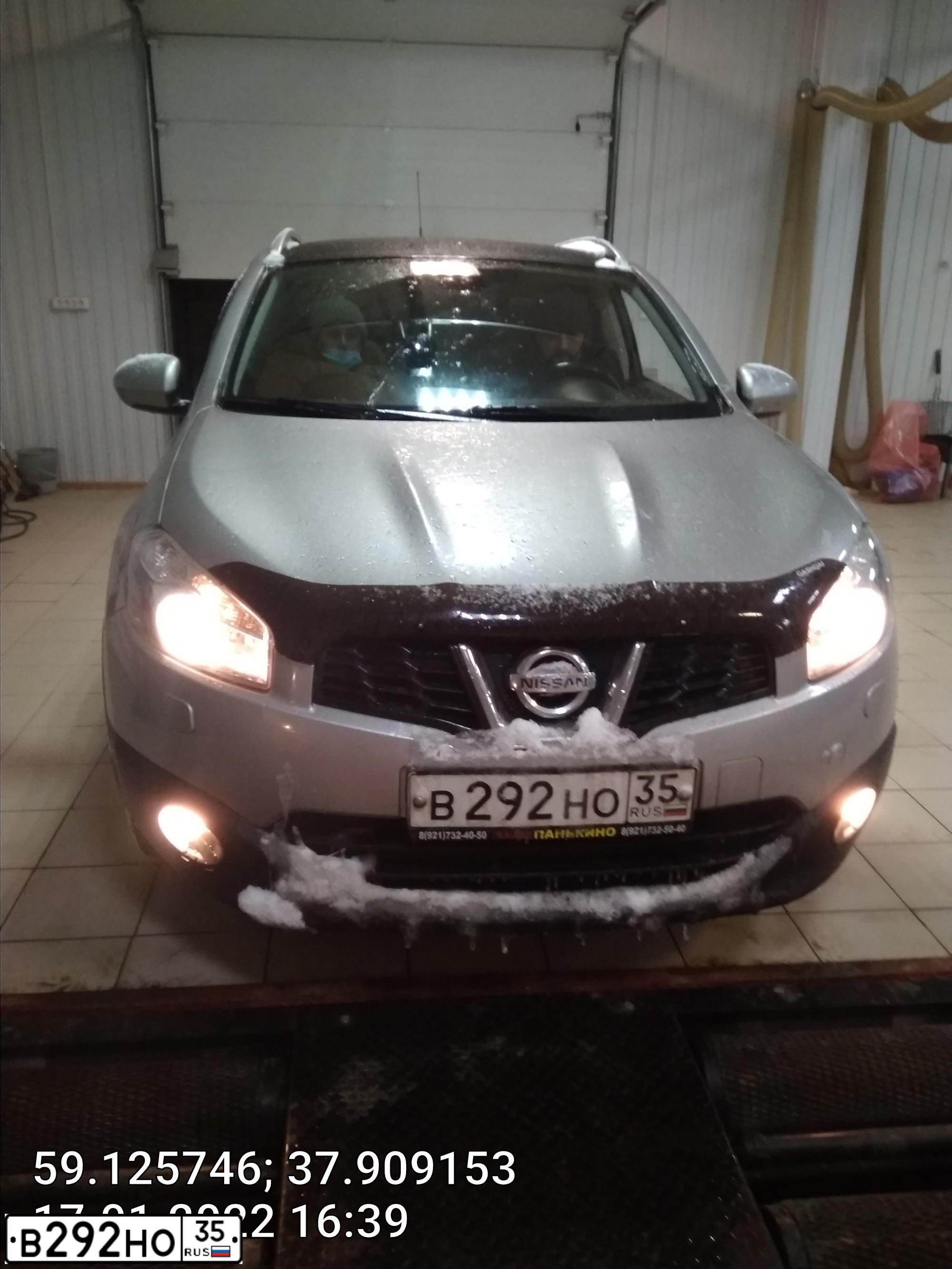 Фото автомобиля NISSAN QASHQAI, 2011 — госномер М532УТ35. Цвет: Серебристый
