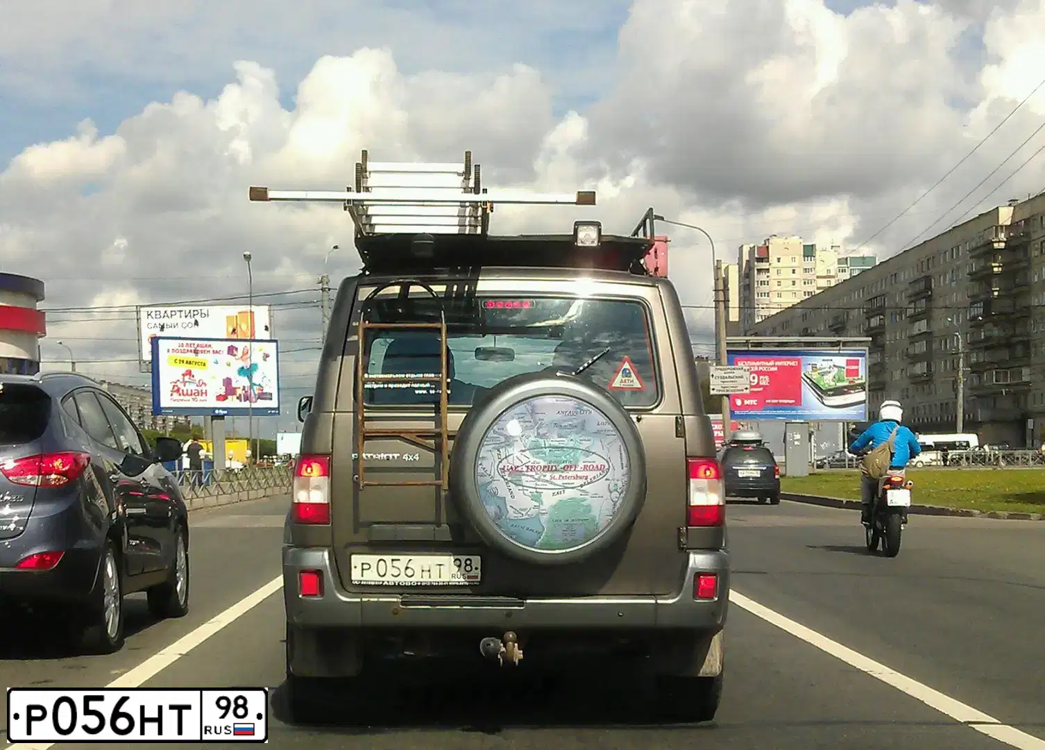 Фото автомобиля UAZ 3163 PATRIOT, 2007 — госномер Р056НТ98. Цвет: СЕРО-ЗЕЛЕНЫЙ