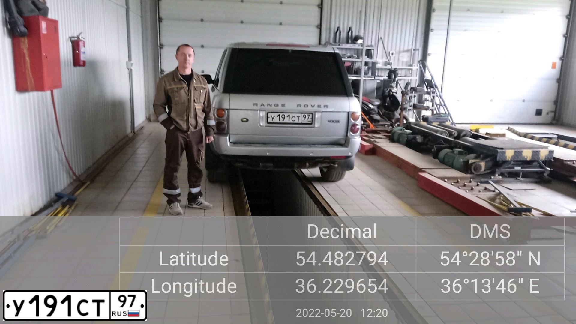 Фото автомобиля LAND ROVER RANGE ROVER VOGUE, 2004 — госномер Т484НА39. Цвет: Серебристый