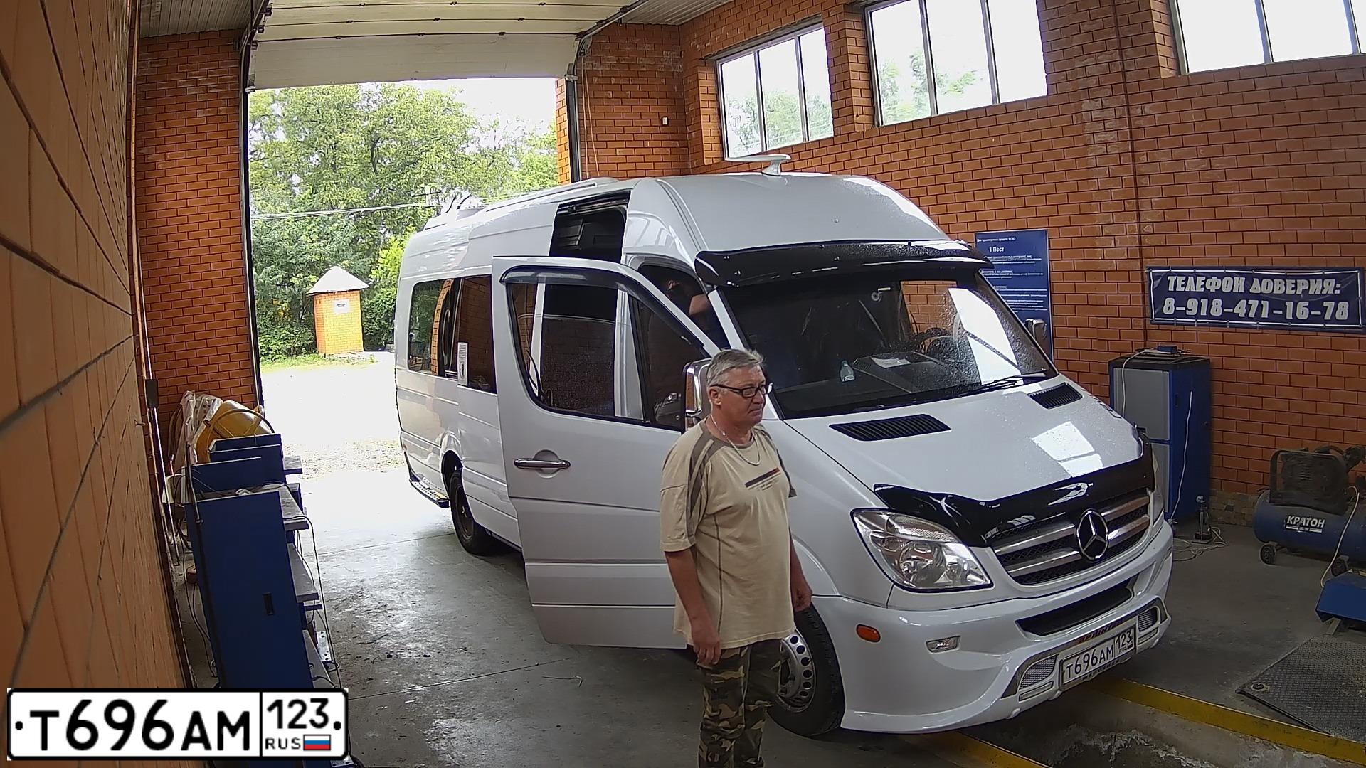Фото автомобиля MERCEDES SPRINTER, 2008 — госномер Т696АМ123. Цвет: Белый