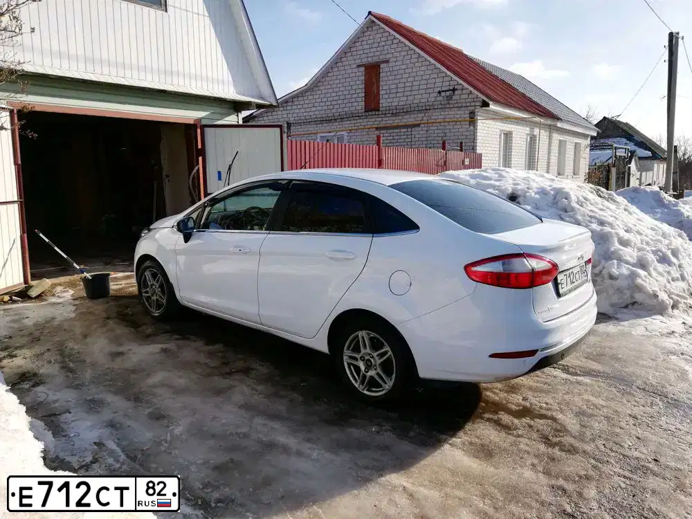 Фото автомобиля FORD FIESTA / ASPIRE, 2016 — госномер Е712СТ82. Цвет: БЕЛЫЙ