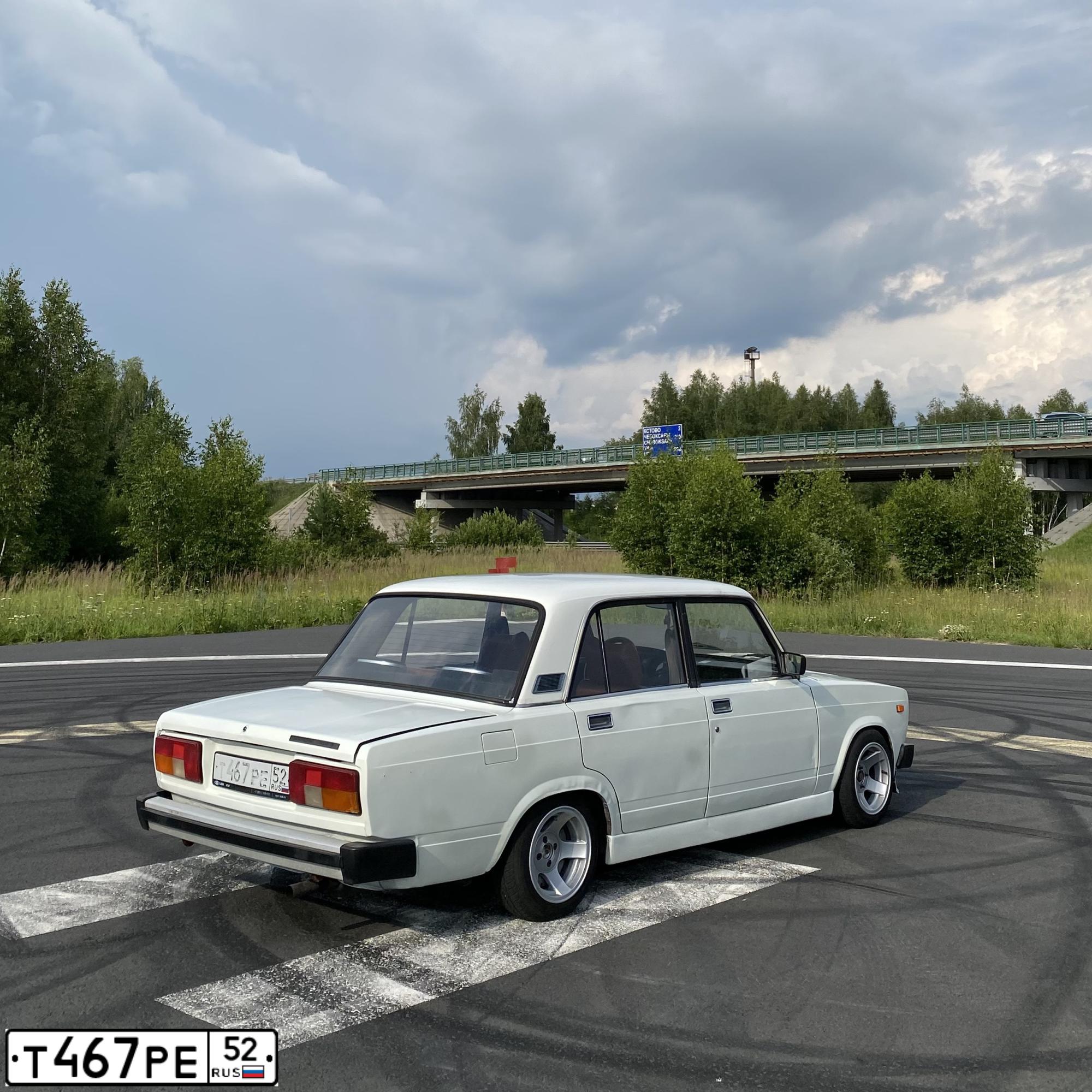 Фото автомобиля LADA 2105, 1983 — госномер Т467РЕ52. Цвет: Белый