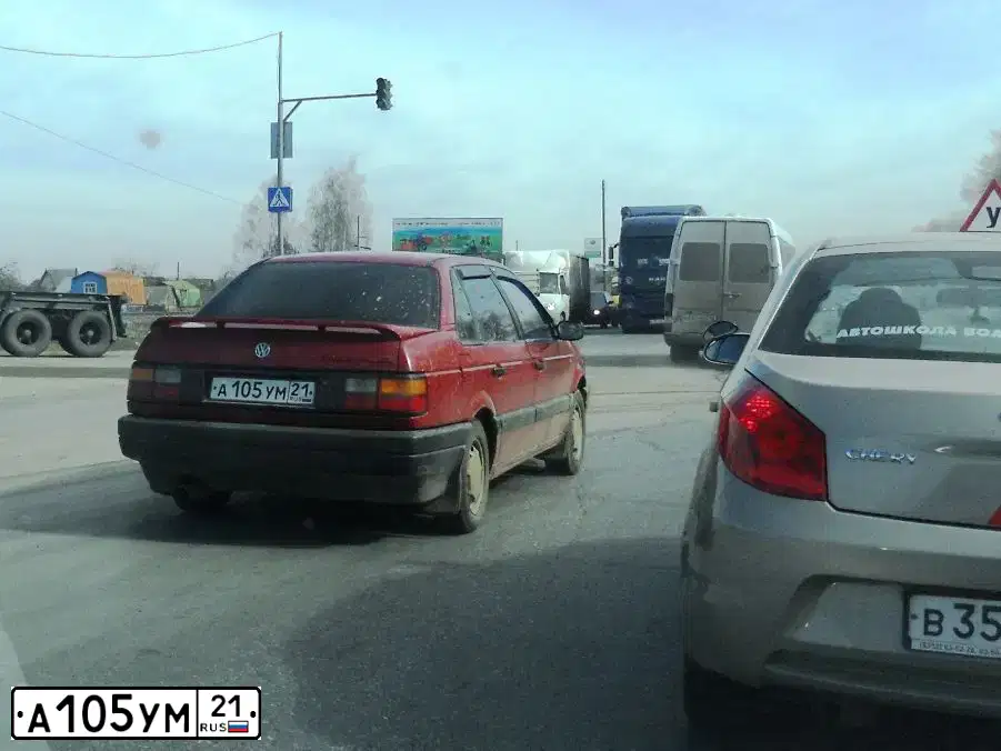 Фото автомобиля VOLKSWAGEN PASSAT, 1990 — госномер А105УМ21. Цвет: Красный