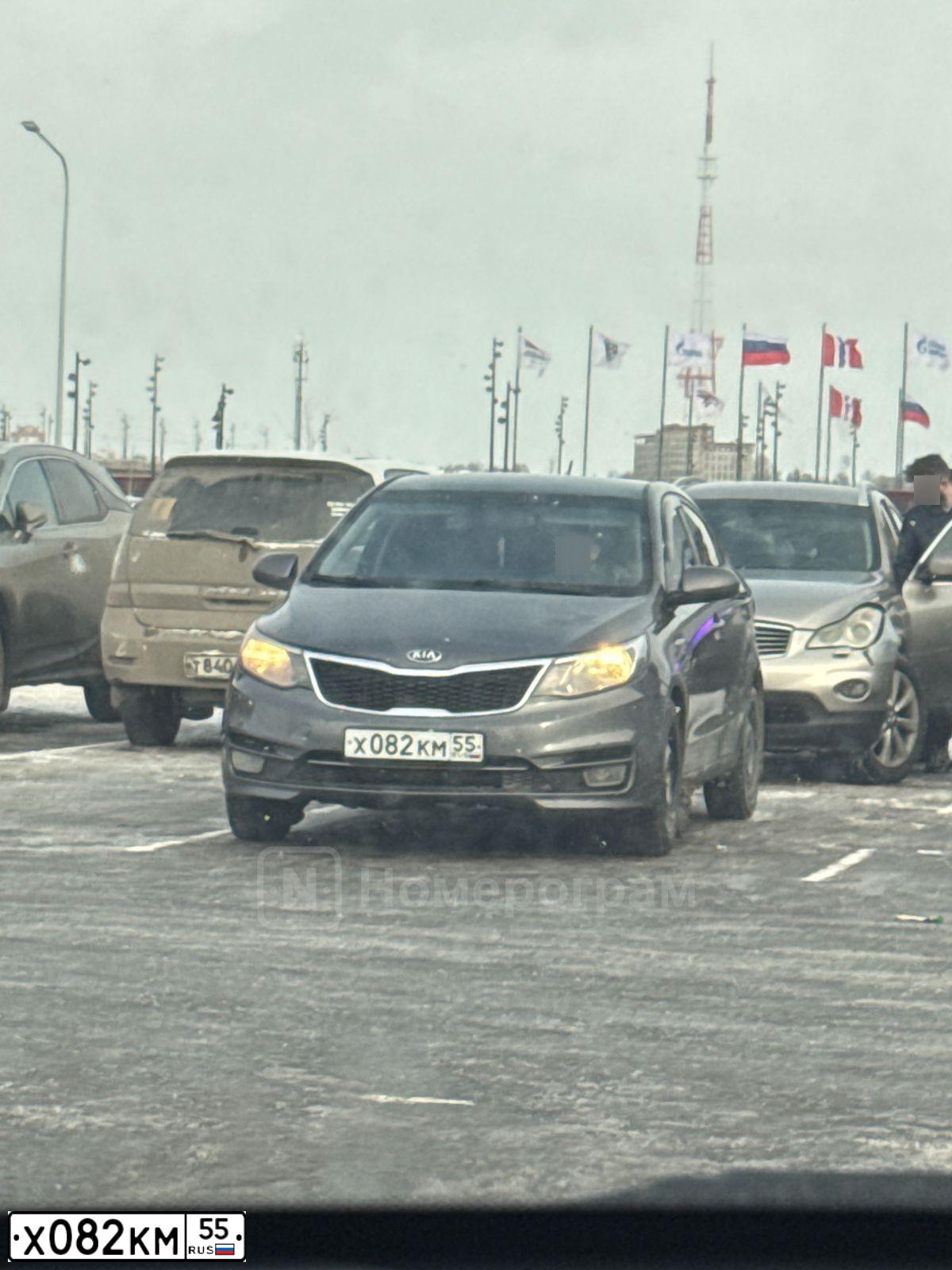 Фото автомобиля KIA RIO, 2015 — госномер Х082КМ55. Цвет: ТЕМНО-СЕРЫЙ