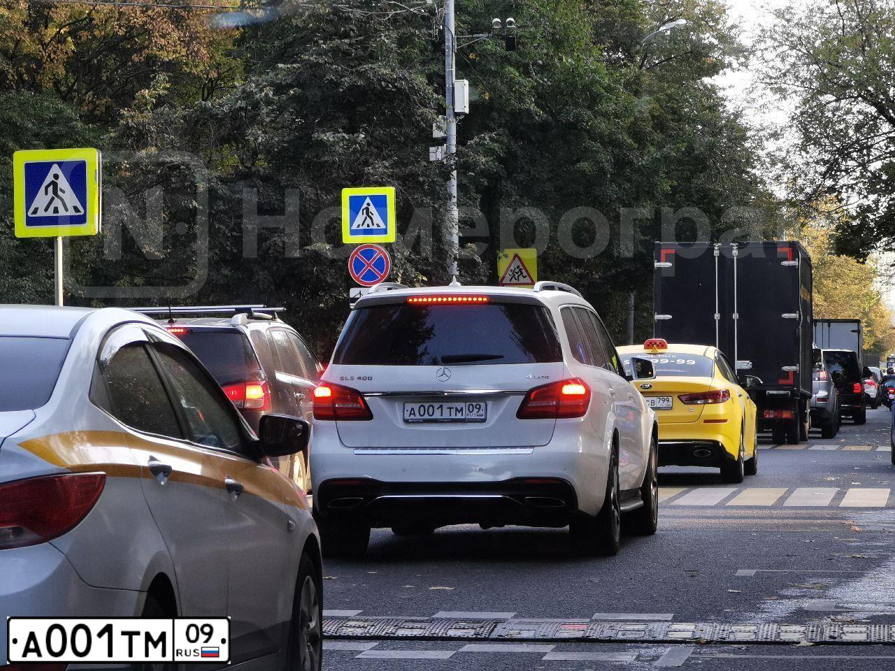 Фото автомобиля PEUGEOT 107, 2007 — госномер С481ВС774. Цвет: Красный