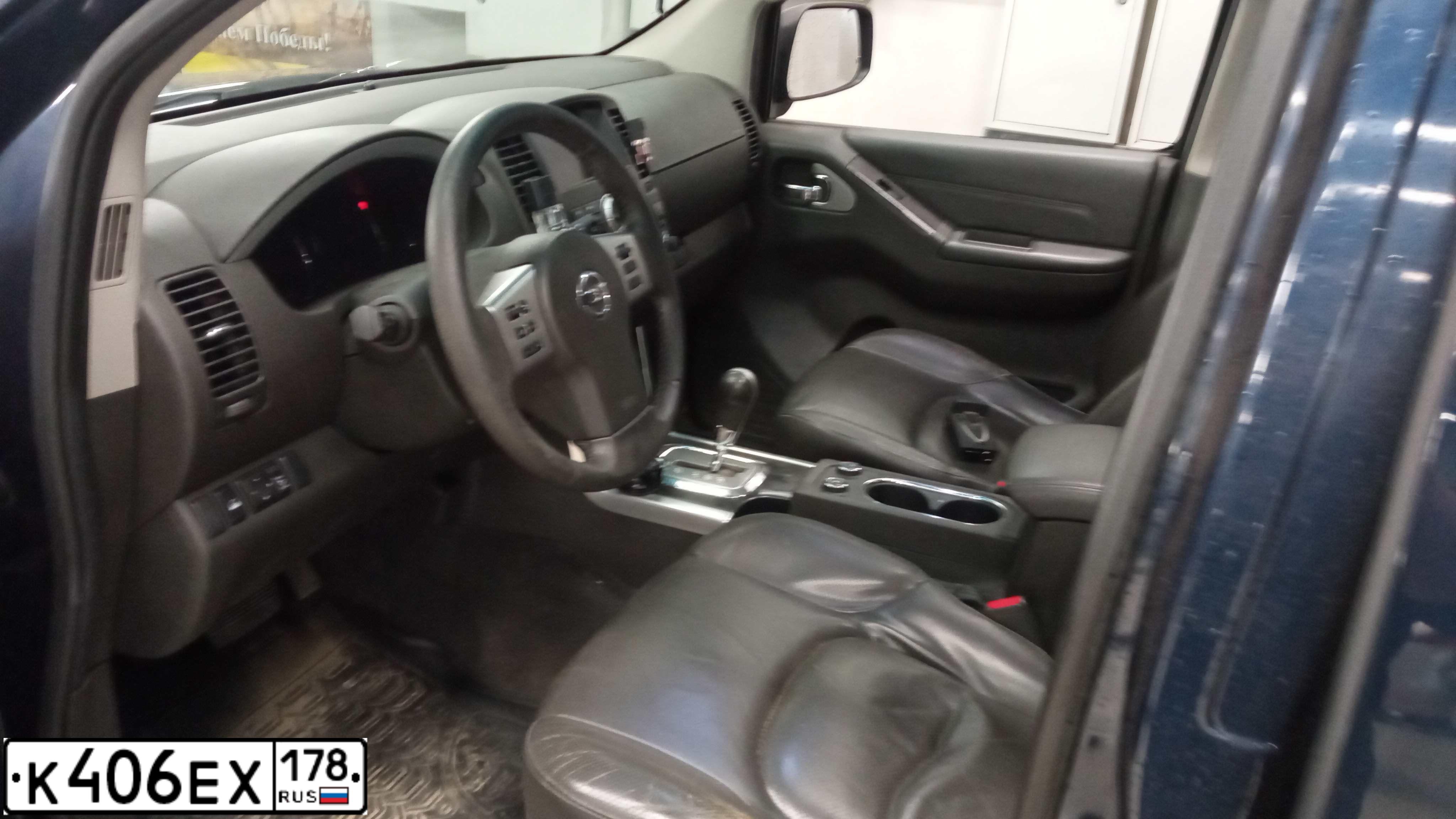 Фото автомобиля NISSAN PATHFINDER, 2011 — госномер К406ЕХ178. Цвет: ТЕМНО-СИНИЙ