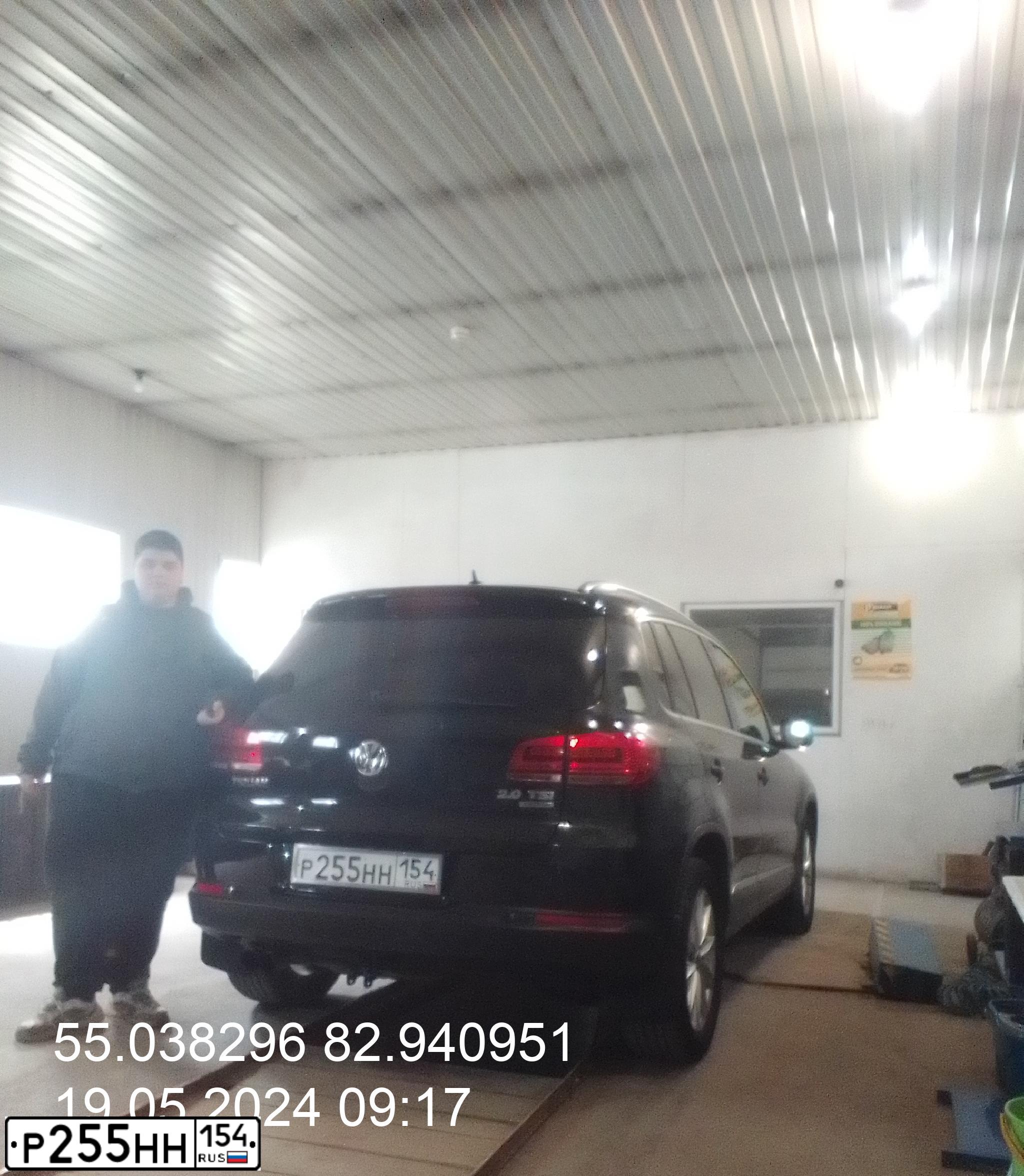Фото автомобиля VOLKSWAGEN TIGUAN, 2012 — госномер Р255НН154. Цвет: ЧЕРНЫЙ