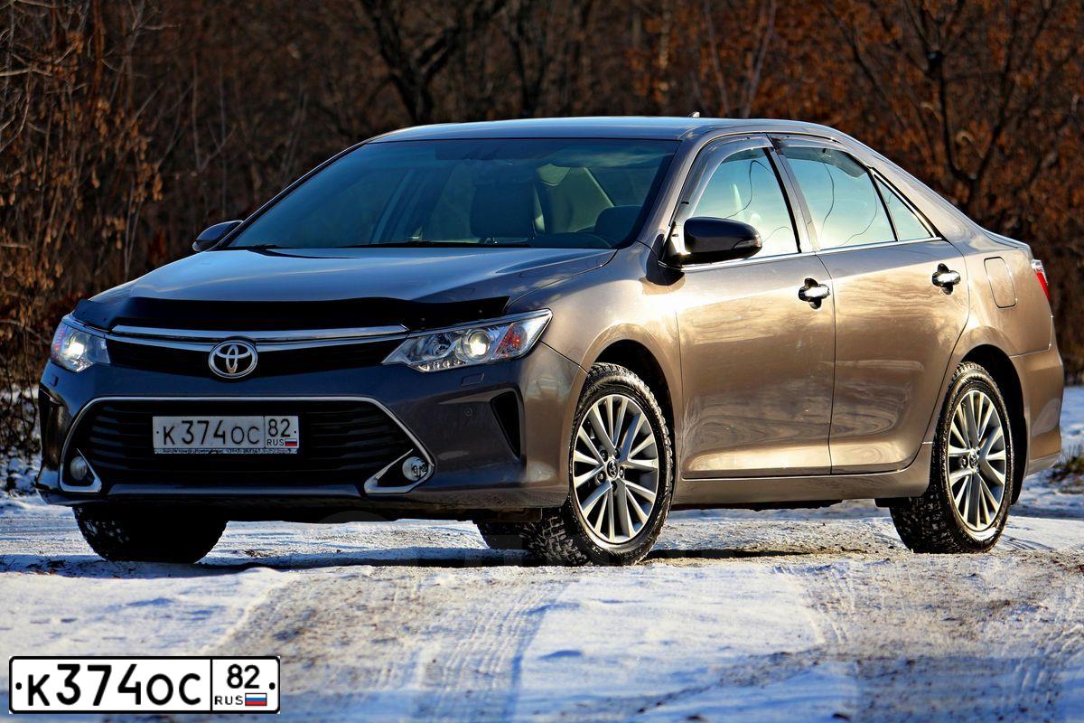 Фото автомобиля TOYOTA CAMRY, 2016 — госномер Р001КА142. Цвет: СЕРЫЙ МЕТАЛЛИК