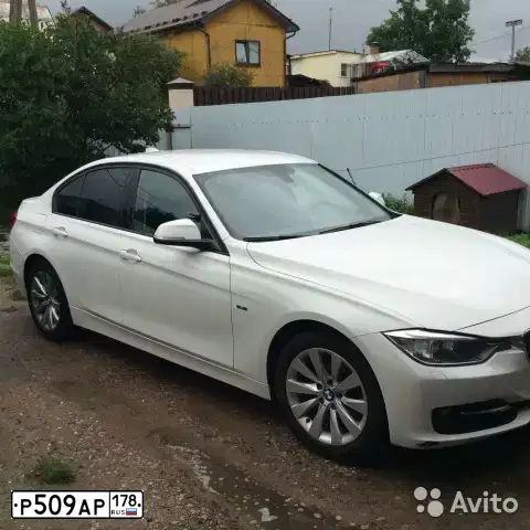 Фото автомобиля BMW SERIE 3, 2013 — госномер Р509АР178. Цвет: Белый