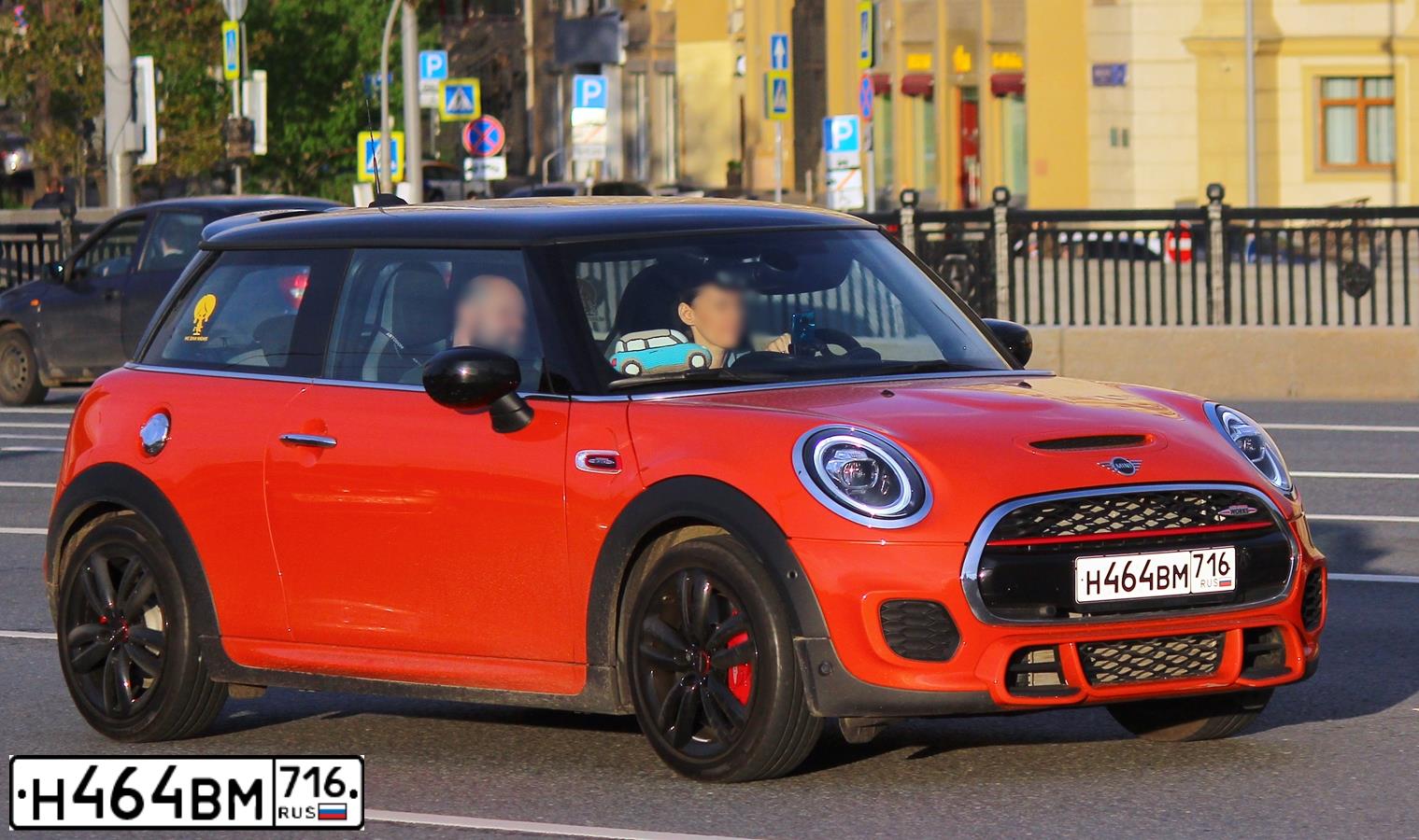 Фото автомобиля MINI MINI, 2020 — госномер Т097ЕР193. Цвет: Оранжевый