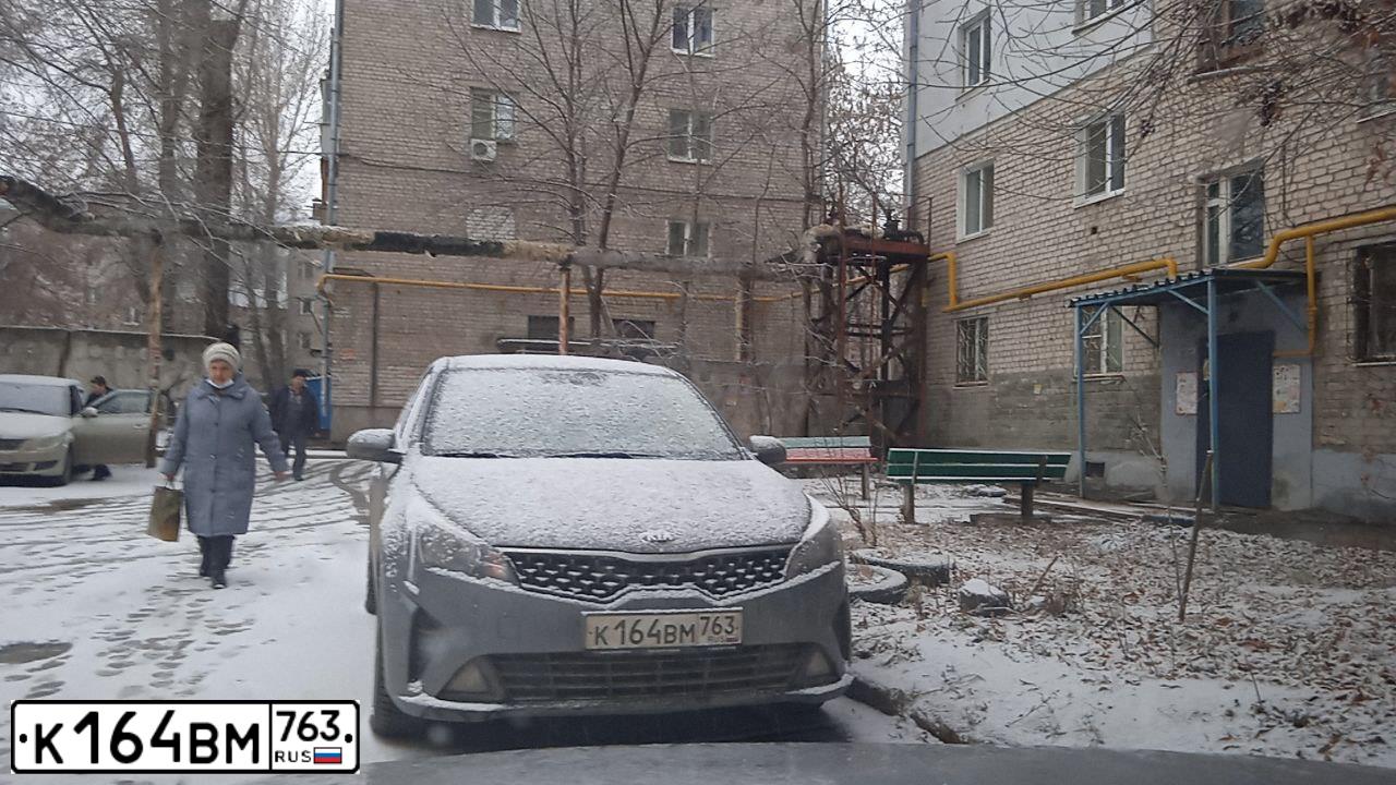 Фото автомобиля KIA RIO, 2020 — госномер К164ВМ763. Цвет: СЕРЫЙ