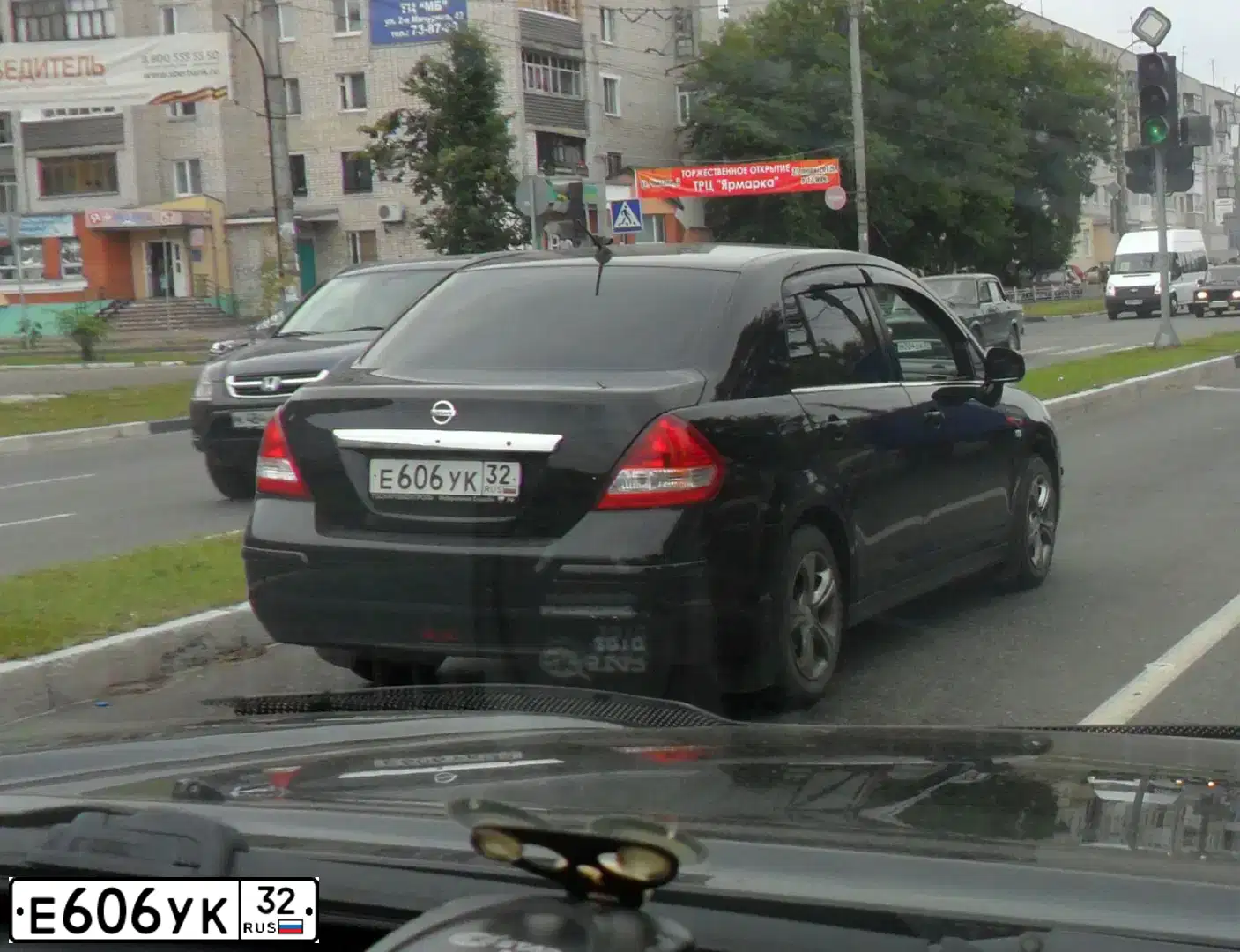 Фото автомобиля NISSAN TIIDA, 2007 — госномер Е606УК32. Цвет: ЧЕРНЫЙ