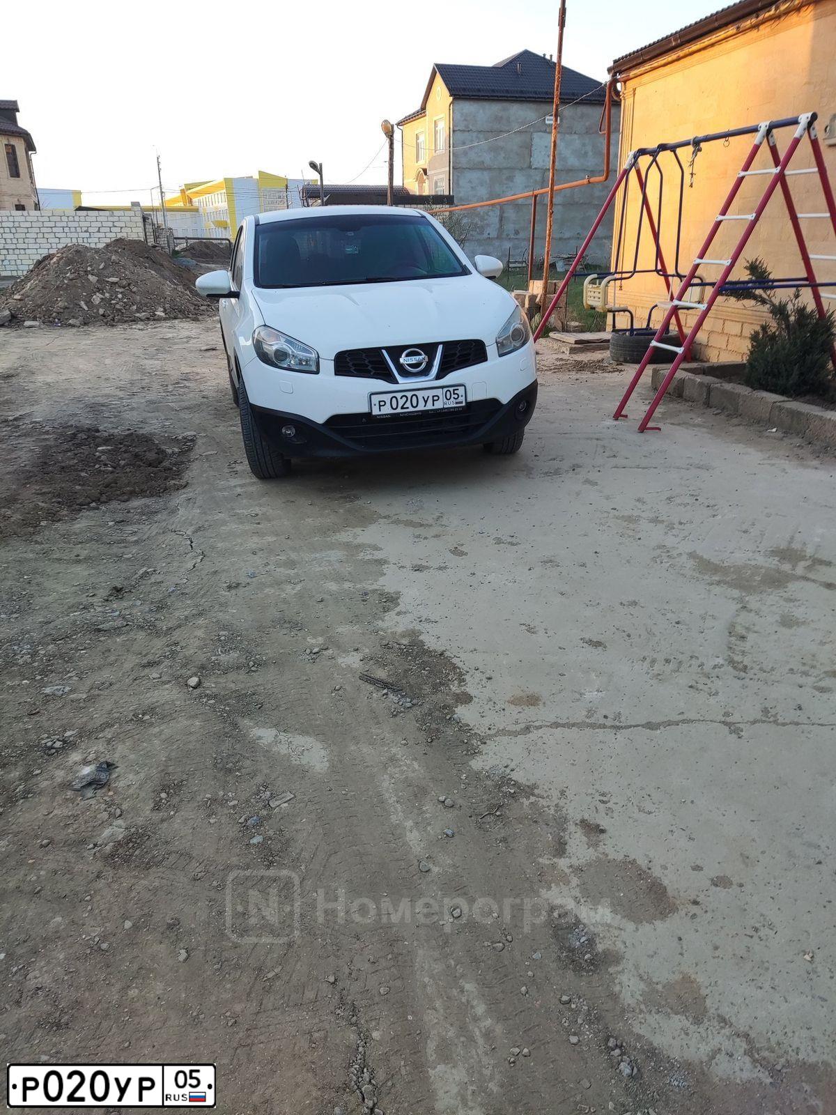 Фото автомобиля NISSAN QASHQAI, 2011 — госномер Р020УР05. Цвет: Белый
