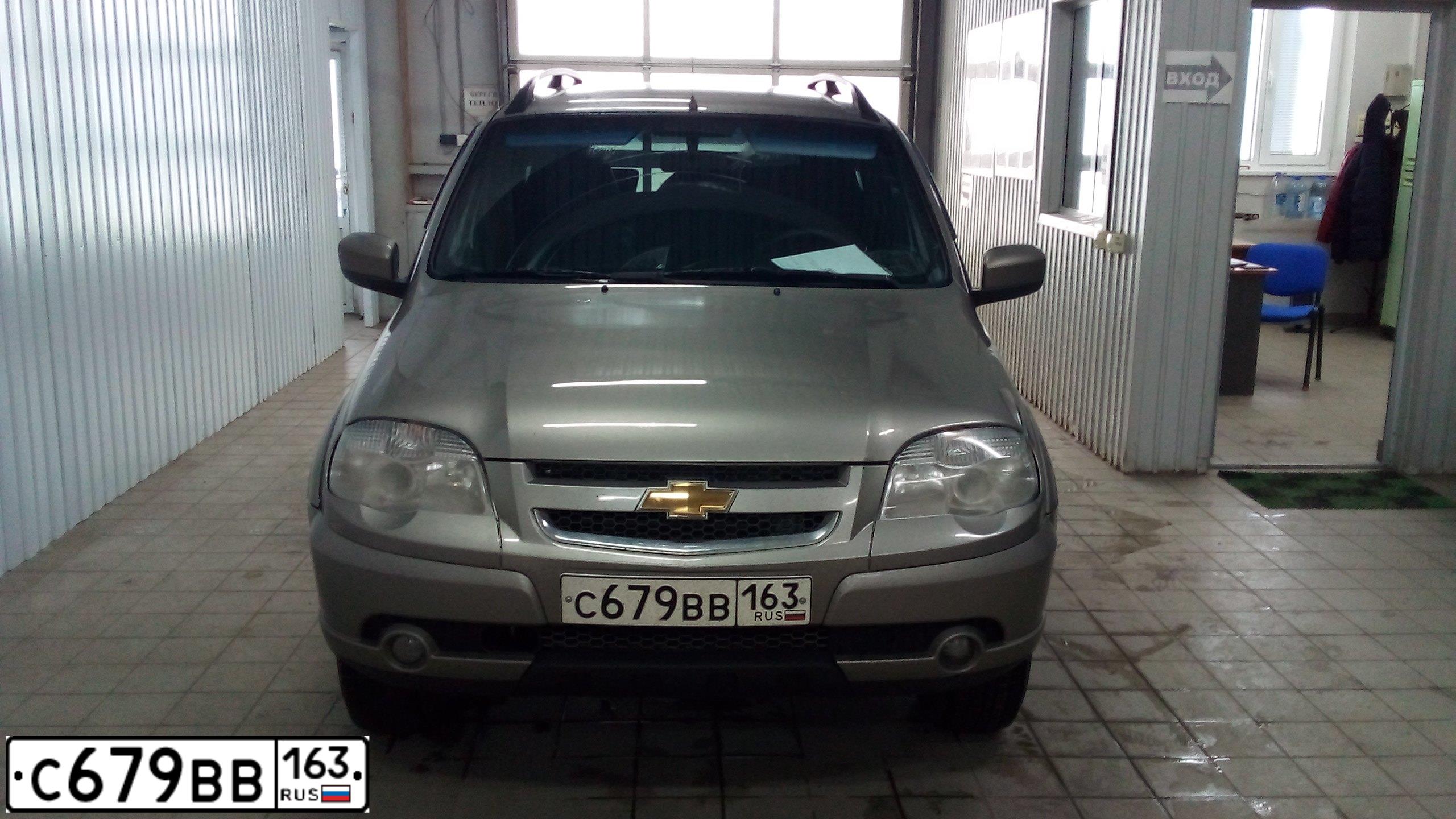 Фото автомобиля CHEVROLET NIVA, 2013 — госномер Е400СВ763. Цвет: Серо-коричневый металлик