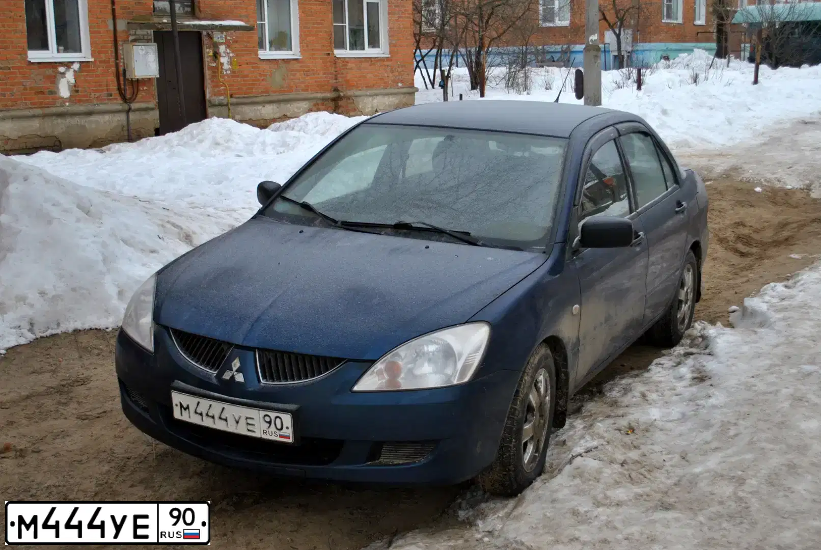 Фото автомобиля MITSUBISHI LANCER, 2004 — госномер М444УЕ90. Цвет: синий