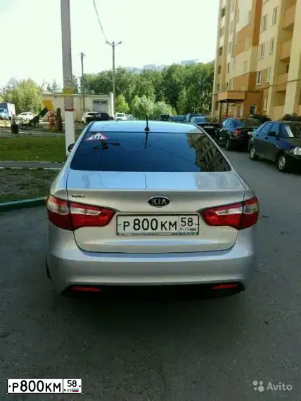 Фото автомобиля KIA RIO, 2012 — госномер Р800КМ58. Цвет: Серебристый