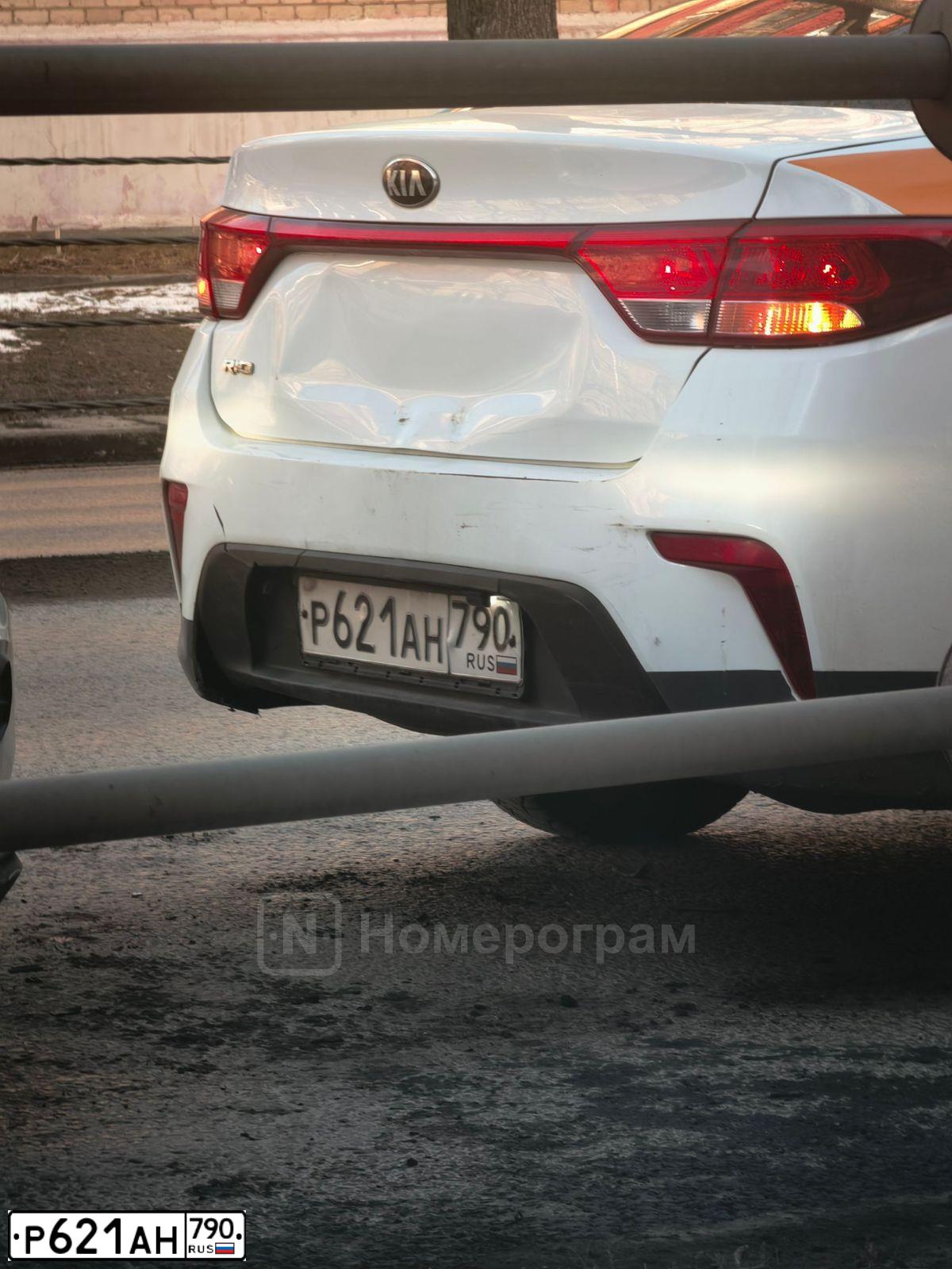 Фото автомобиля KIA RIO, 2018 — госномер Р621АН790. Цвет: БЕЛЫЙ-ЖЕЛТЫЙ-СЕРЫЙ