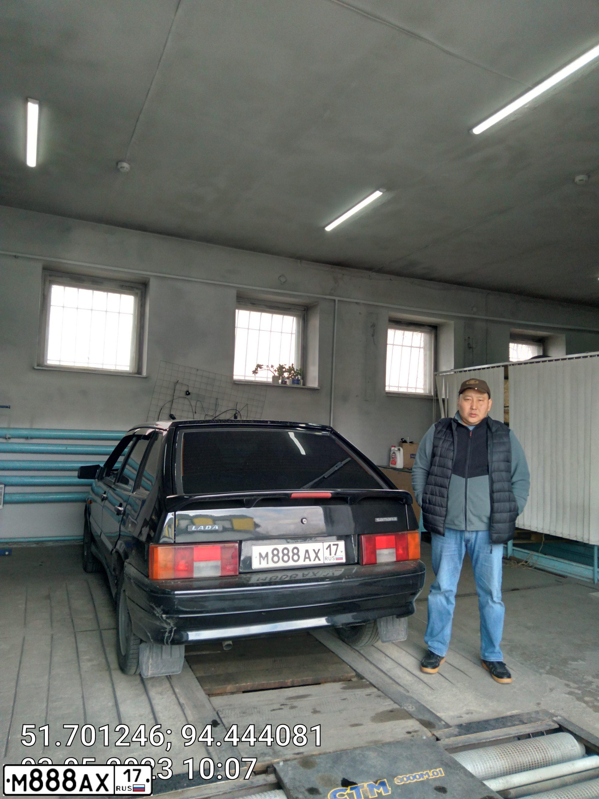 Фото автомобиля LADA 2121 NIVA, 2011 — госномер М888АХ17. Цвет: ЯРКО-БЕЛЫЙ