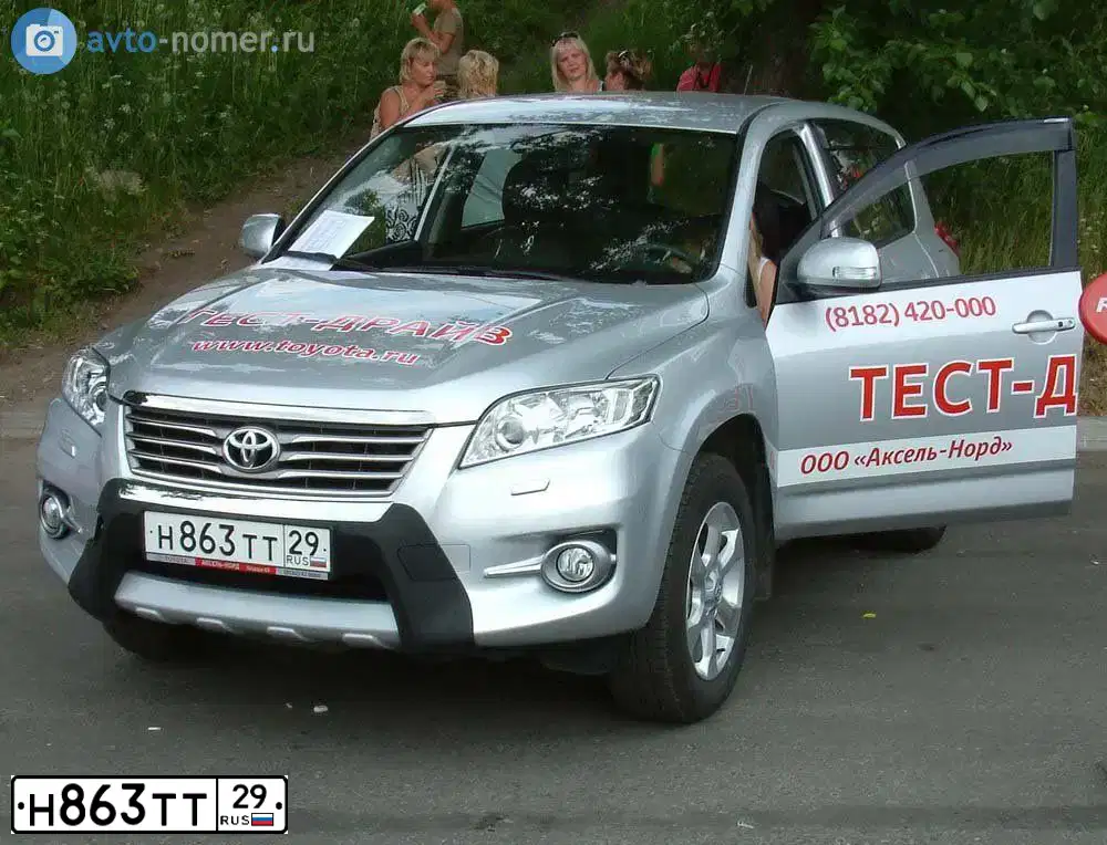 Фото автомобиля TOYOTA RAV4, 2010 — госномер К074ТЕ29. Цвет: СЕРЕБРИСТЫЙ