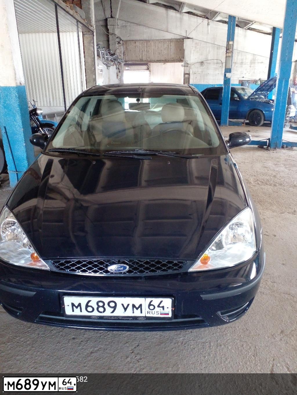 Фото автомобиля FORD FOCUS, 2004 — госномер М689УМ64. Цвет: ТЕМНО СИНИЙ