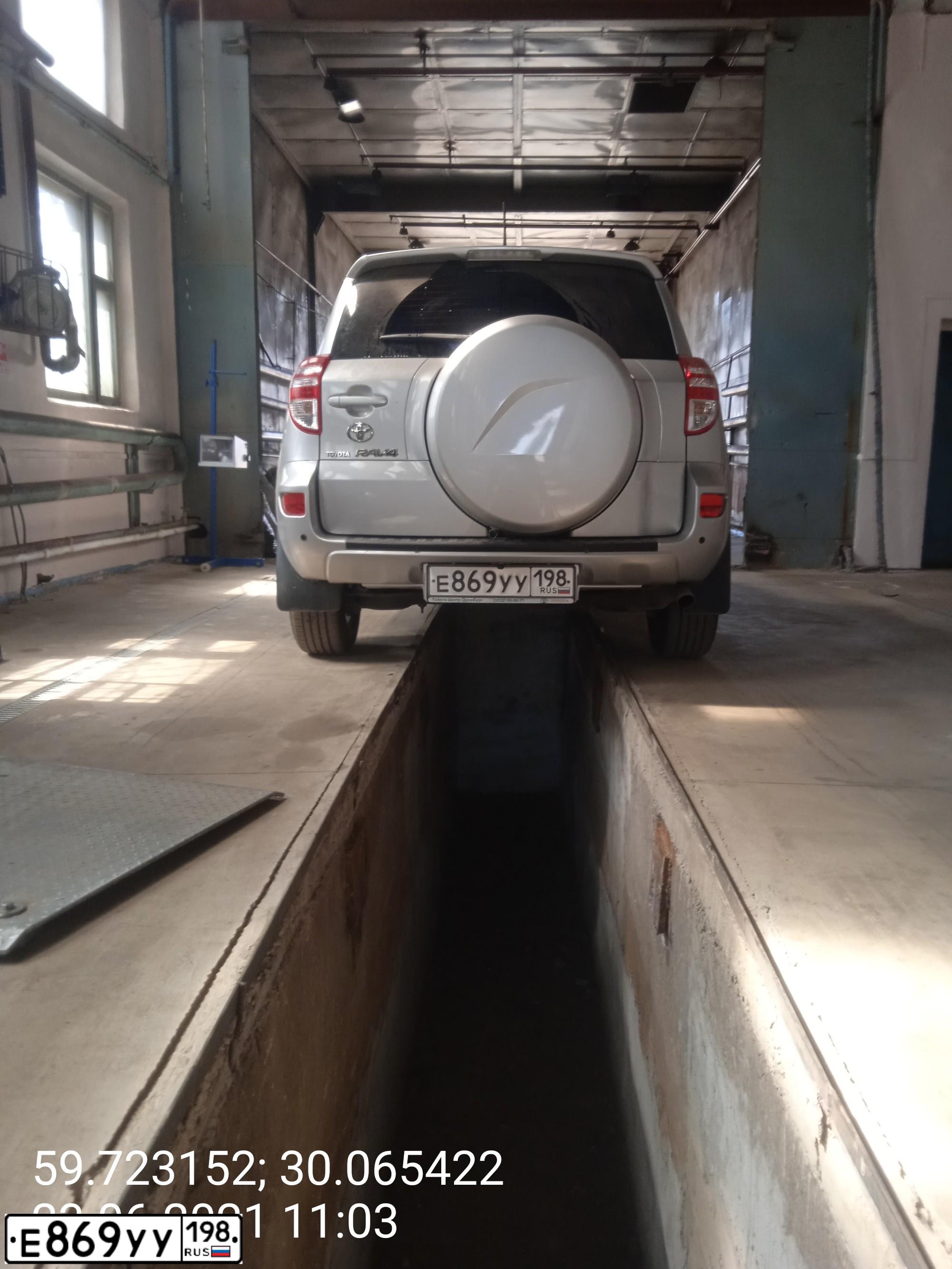 Фото автомобиля TOYOTA RAV4, 2010 — госномер Е869УУ198. Цвет: СЕРЕБРИСТЫЙ