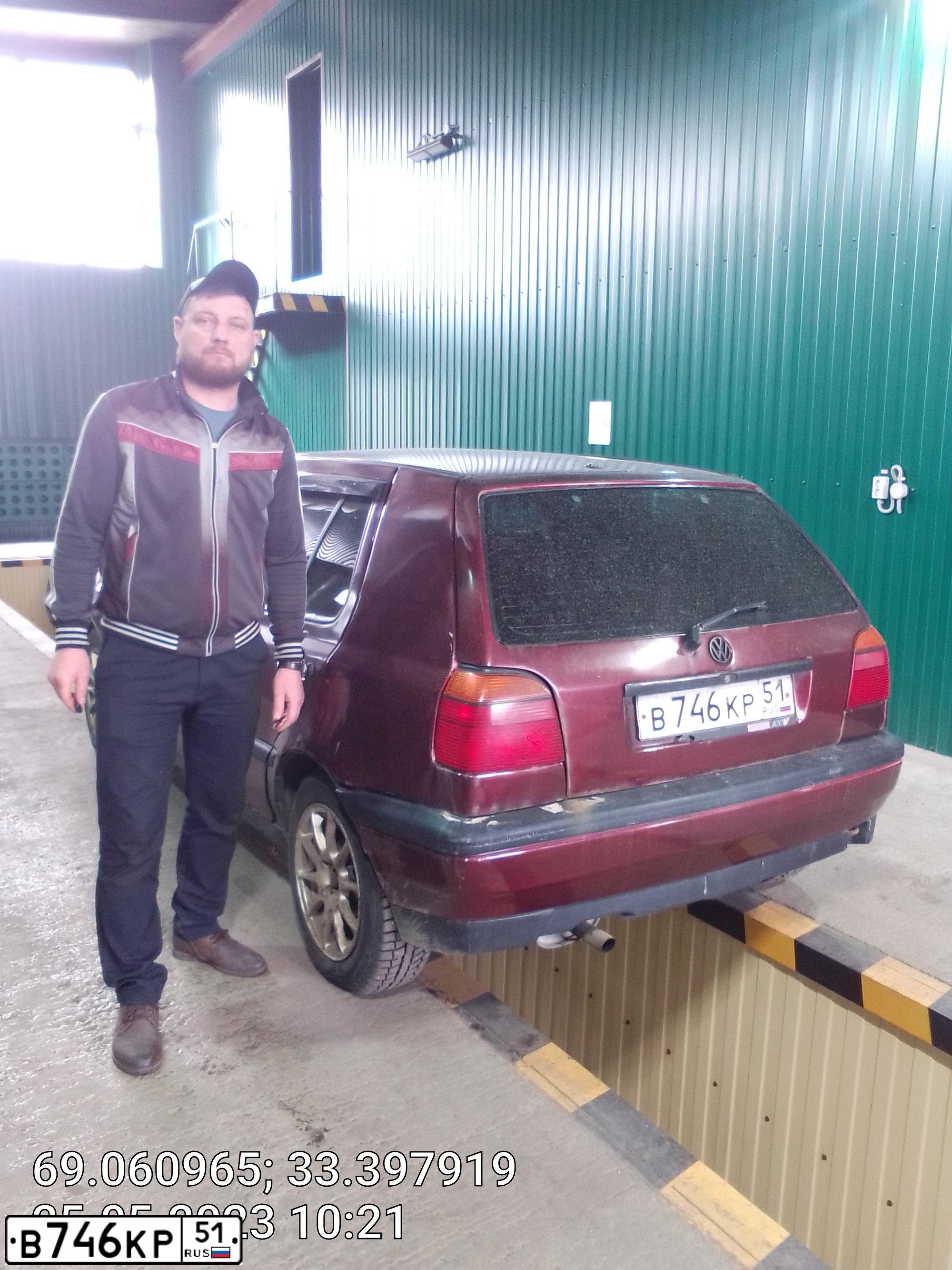 Фото автомобиля VOLKSWAGEN GOLF, 1992 — госномер В746КР51. Цвет: ВИШНЕВЫЙ