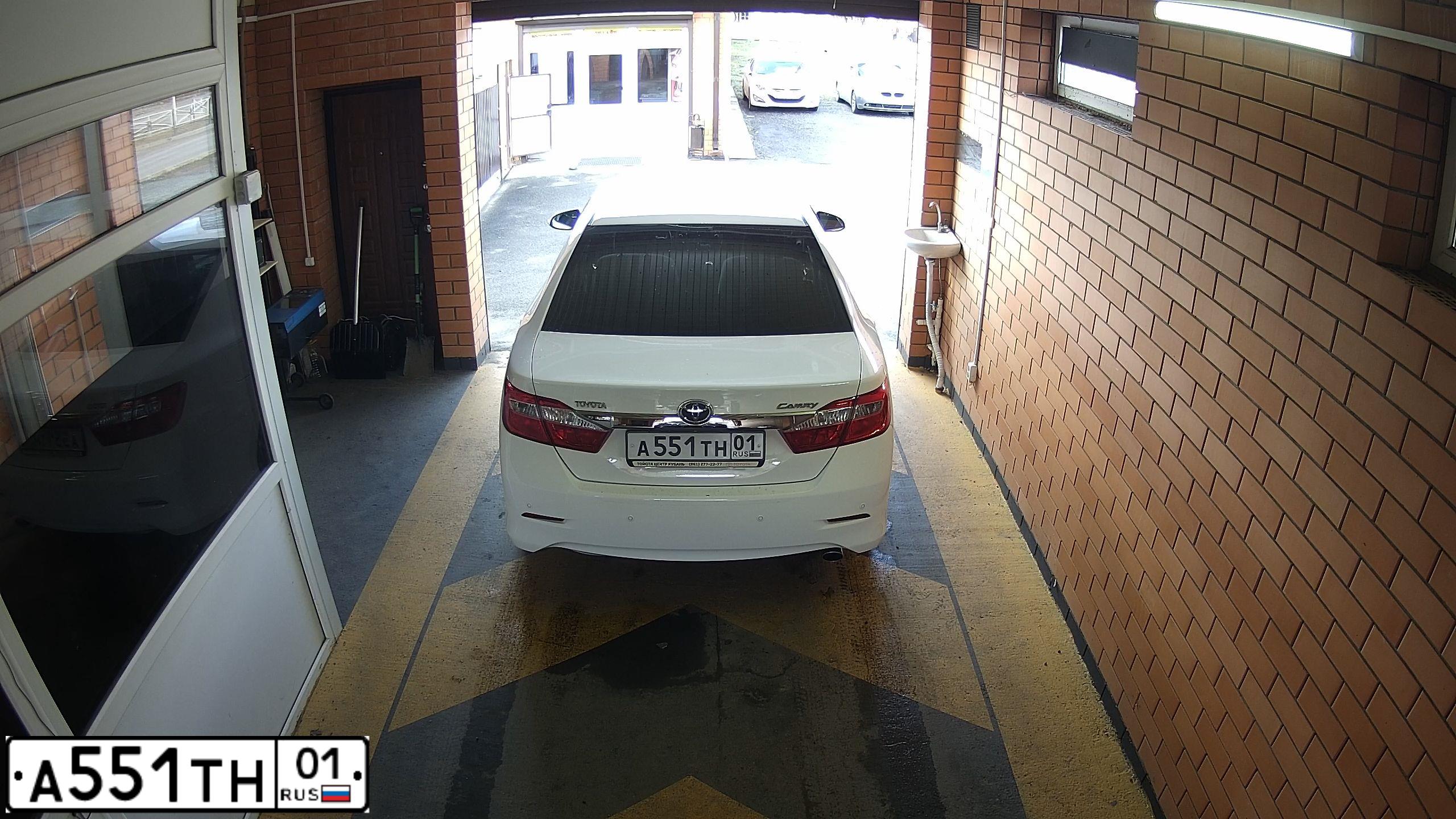 Фото автомобиля TOYOTA CAMRY, 2012 — госномер А551ТН01. Цвет: Белый