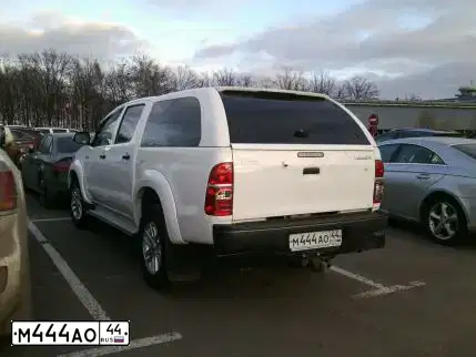 Фото автомобиля TOYOTA HILUX, 2012 — госномер М444АО44. Цвет: БЕЛЫЙ