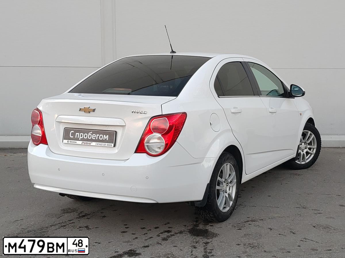 Фото автомобиля CHEVROLET AVEO, 2012 — госномер М479ВМ48. Цвет: Белый
