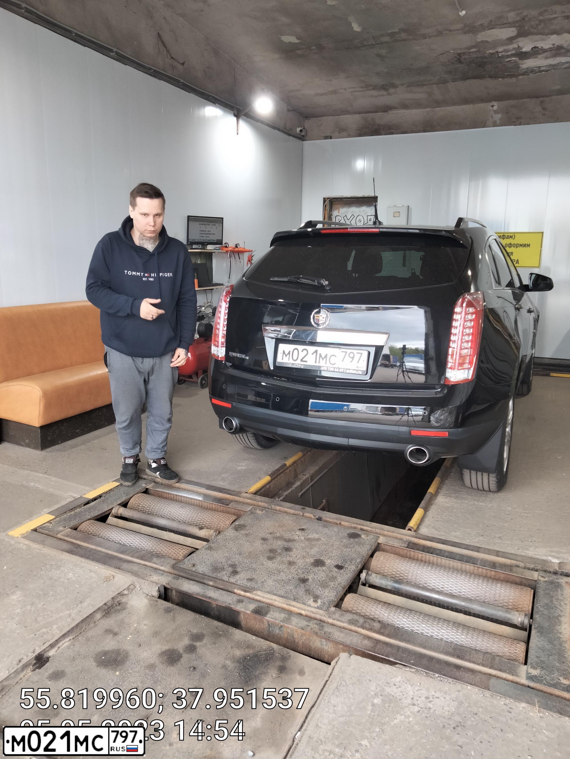 Фото автомобиля CADILLAC SRX, 2011 — госномер М021МС797. Цвет: ЧЕРНЫЙ