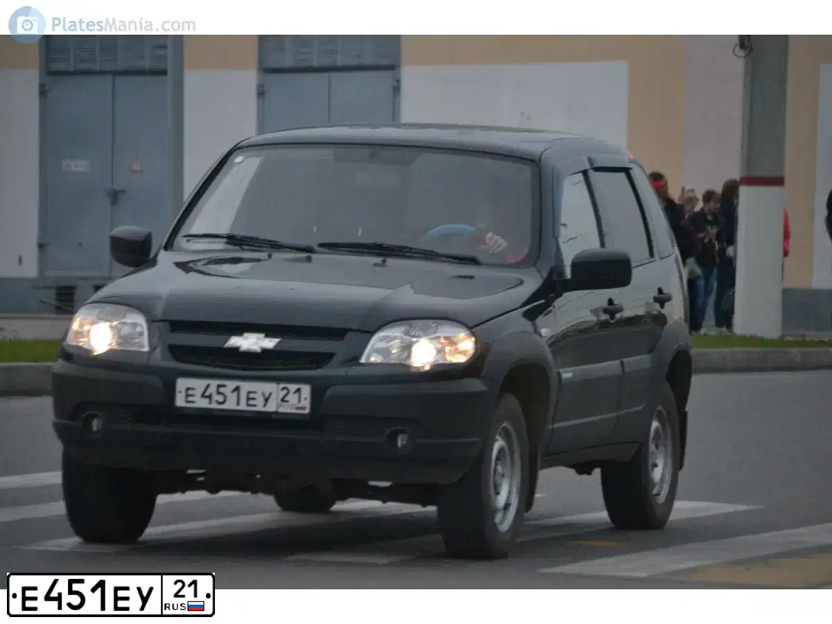 Фото автомобиля CHEVROLET NIVA, 2014 — госномер Е451ЕУ21. Цвет: Черно-Синий Металлиик