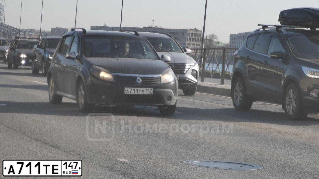 Фото автомобиля RENAULT SANDERO, 2011 — госномер А711ТЕ147. Цвет: ЧЕРНЫЙ