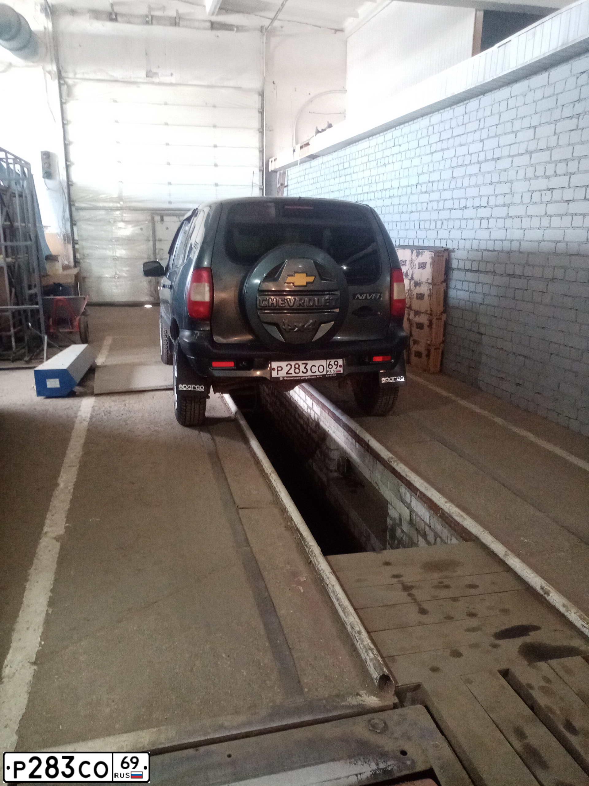 Фото автомобиля CHEVROLET T NIVA, 2008 — госномер О223ОО69. Цвет: темный серо-зеленый металлик