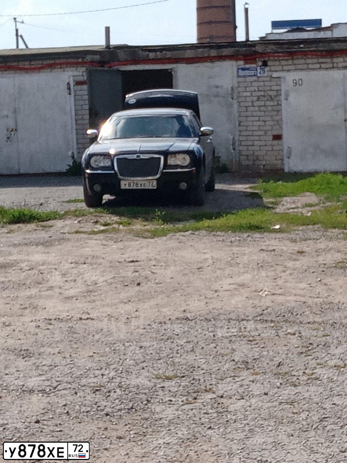 Фото автомобиля CHRYSLER SERIE 300, 2005 — госномер У763РМ72. Цвет: ЧЕРНЫЙ