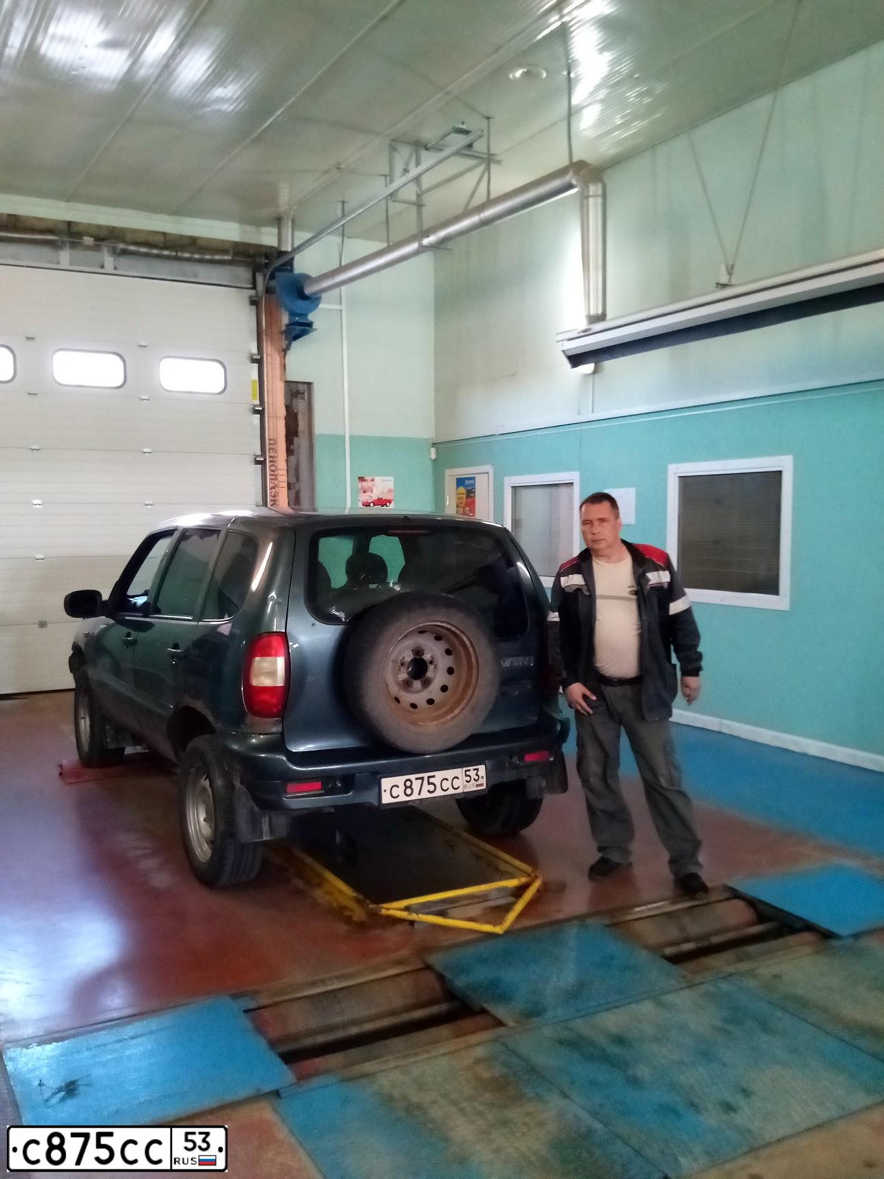 Фото автомобиля CHEVROLET NIVA, 2008 — госномер С875СС53. Цвет: темный серо-зеленый металлик