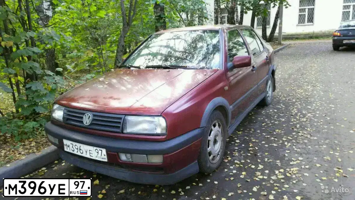 Фото автомобиля VOLKSWAGEN VENTO, 1993 — госномер М396УЕ97. Цвет: ВИШНЕВЫЙ