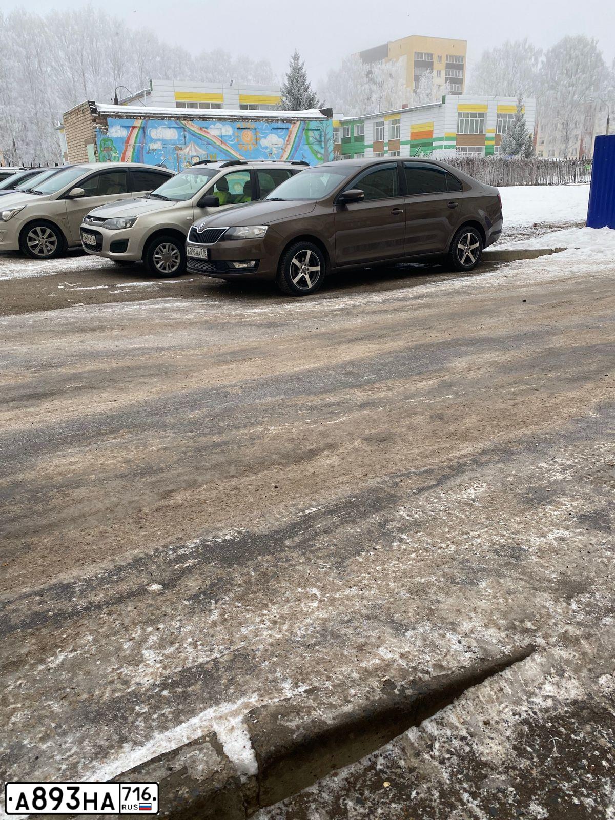 Фото автомобиля SKODA RAPID, 2018 — госномер А893НА716. Цвет: КОРИЧНЕВЫЙ