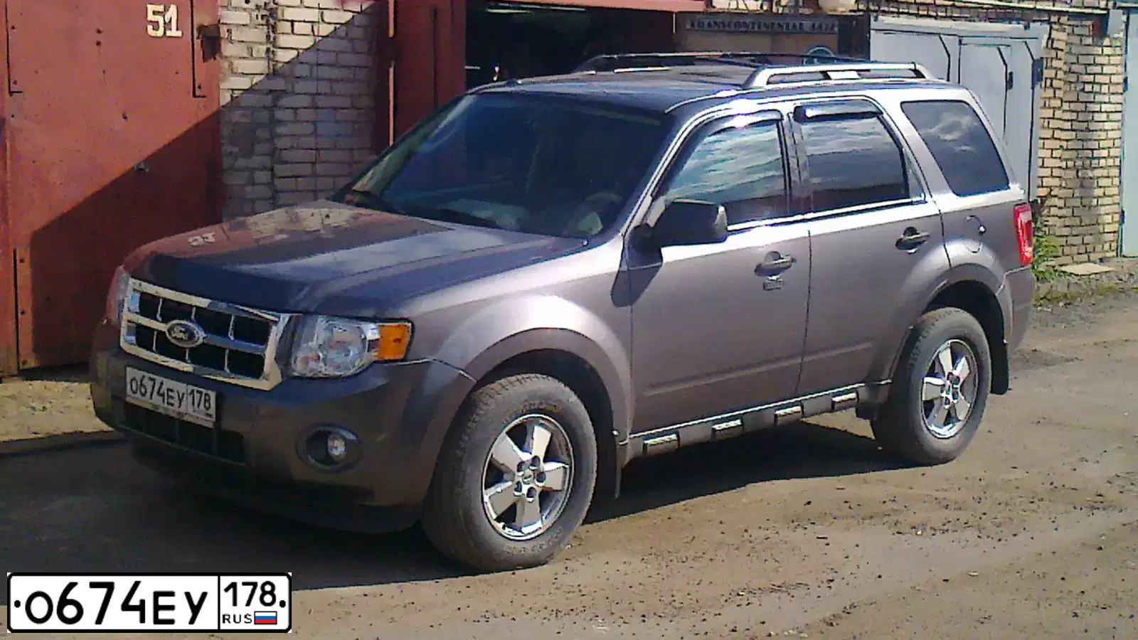 Фото автомобиля FORD ESCAPE, 2010 — госномер О674ЕУ178. Цвет: СЕРЫЙ