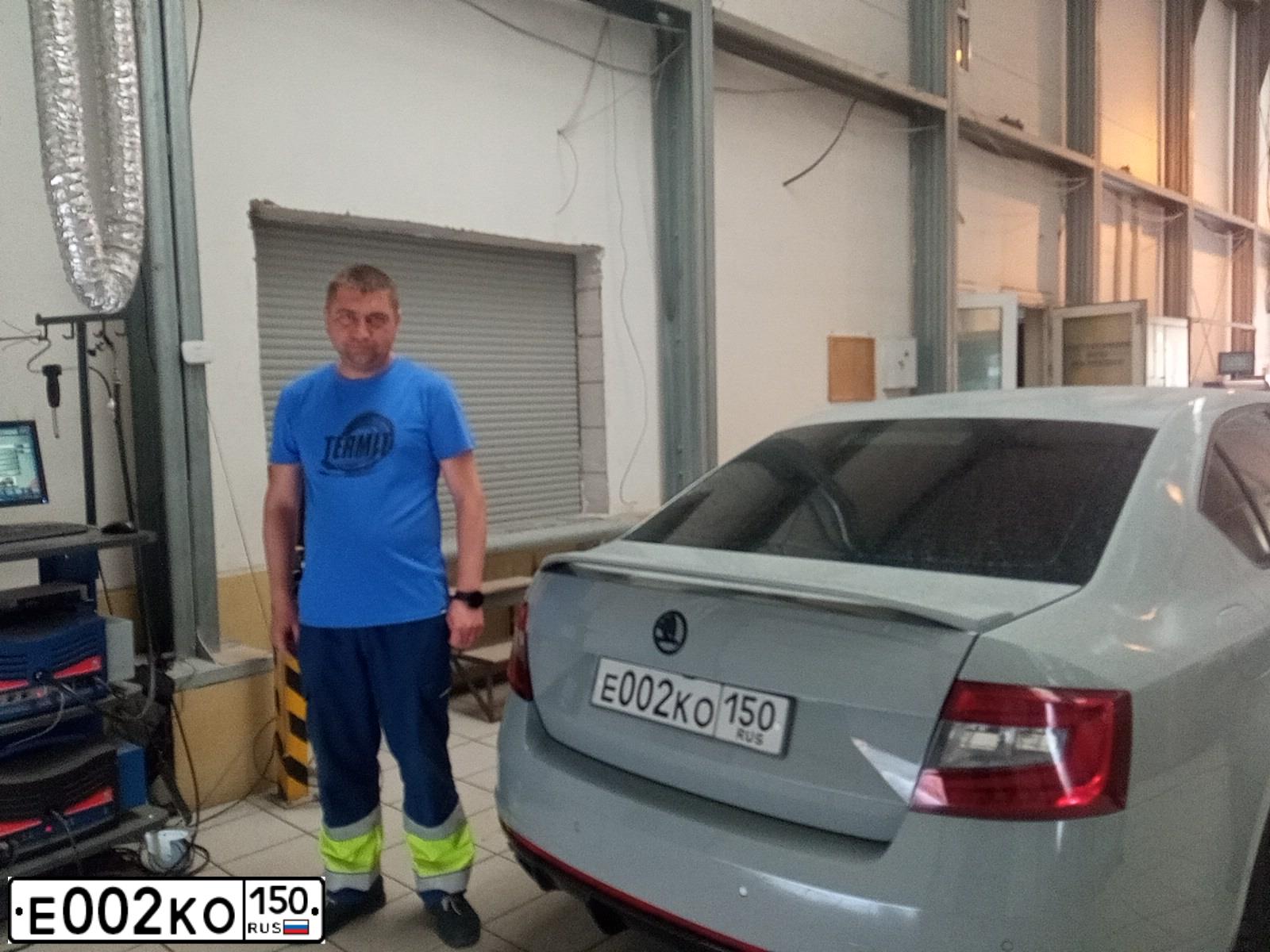 Фото автомобиля SKODA OCTAVIA, 2014 — госномер Е002КО150. Цвет: Серый