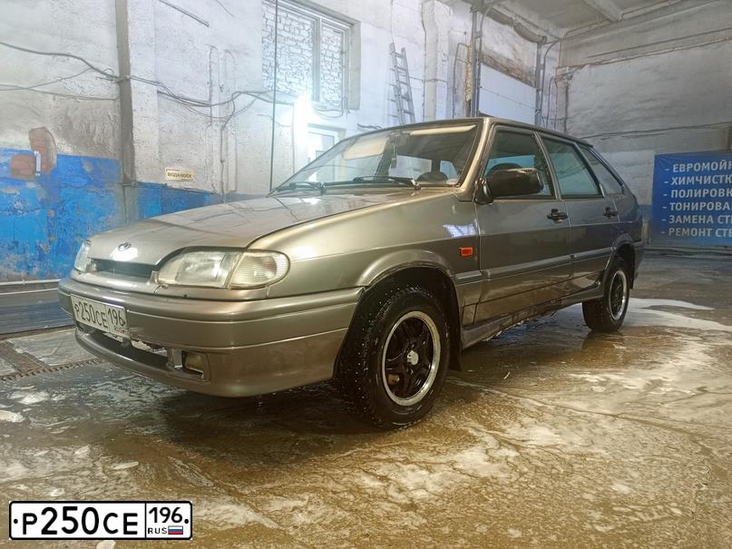 Фото автомобиля LADA 2114 SAMARA, 2008 — госномер Р250СЕ196. Цвет: серебристо-коричневый