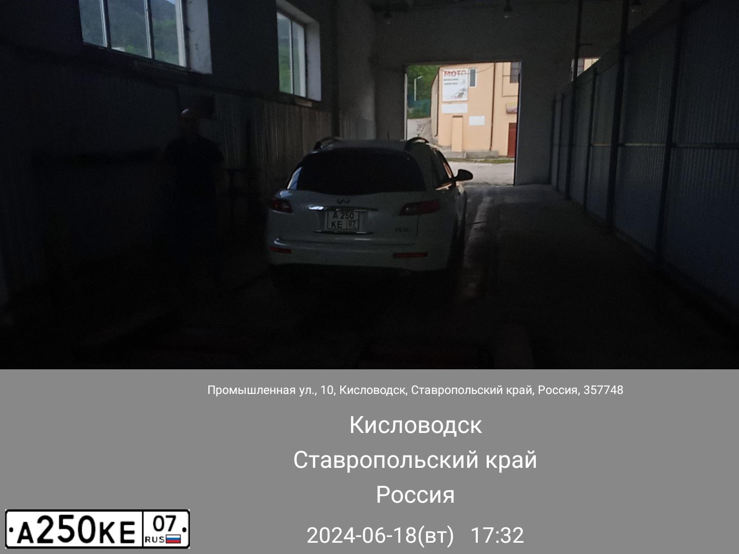 Фото автомобиля INFINITI FX35, 2003 — госномер Р102КН126