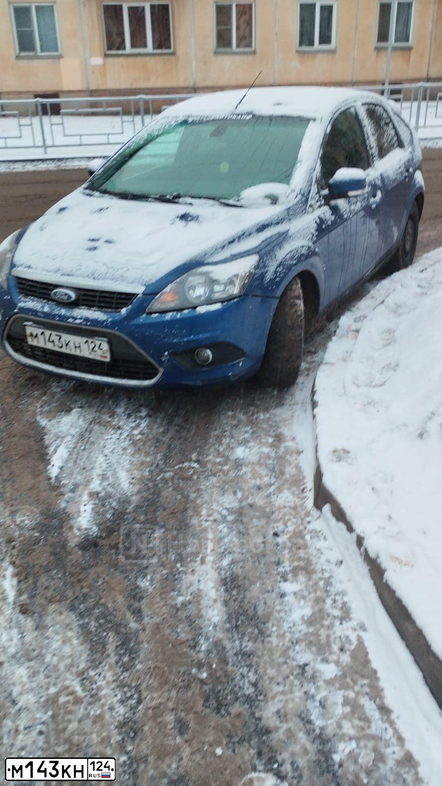 Фото автомобиля FORD FOCUS, 2008 — госномер М143КН124. Цвет: СИНИЙ