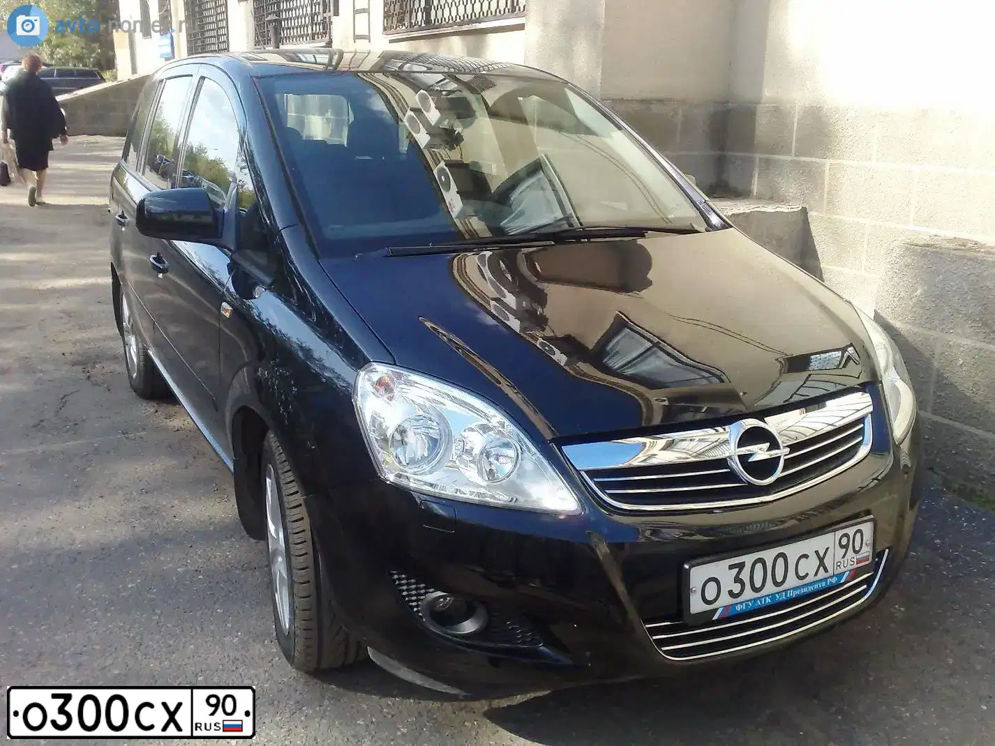 Фото автомобиля OPEL ZAFIRA, 2010 — госномер О300СХ90. Цвет: ЧЕРНЫЙ