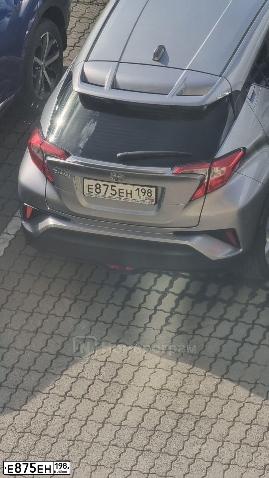 Фото автомобиля TOYOTA C-HR, 2019 — госномер Е875ЕН198. Цвет: Серый
