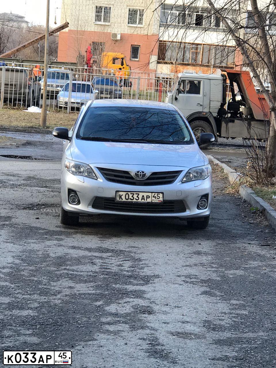Фото автомобиля TOYOTA COROLLA, 2010 — госномер К033АР45. Цвет: Серебристый